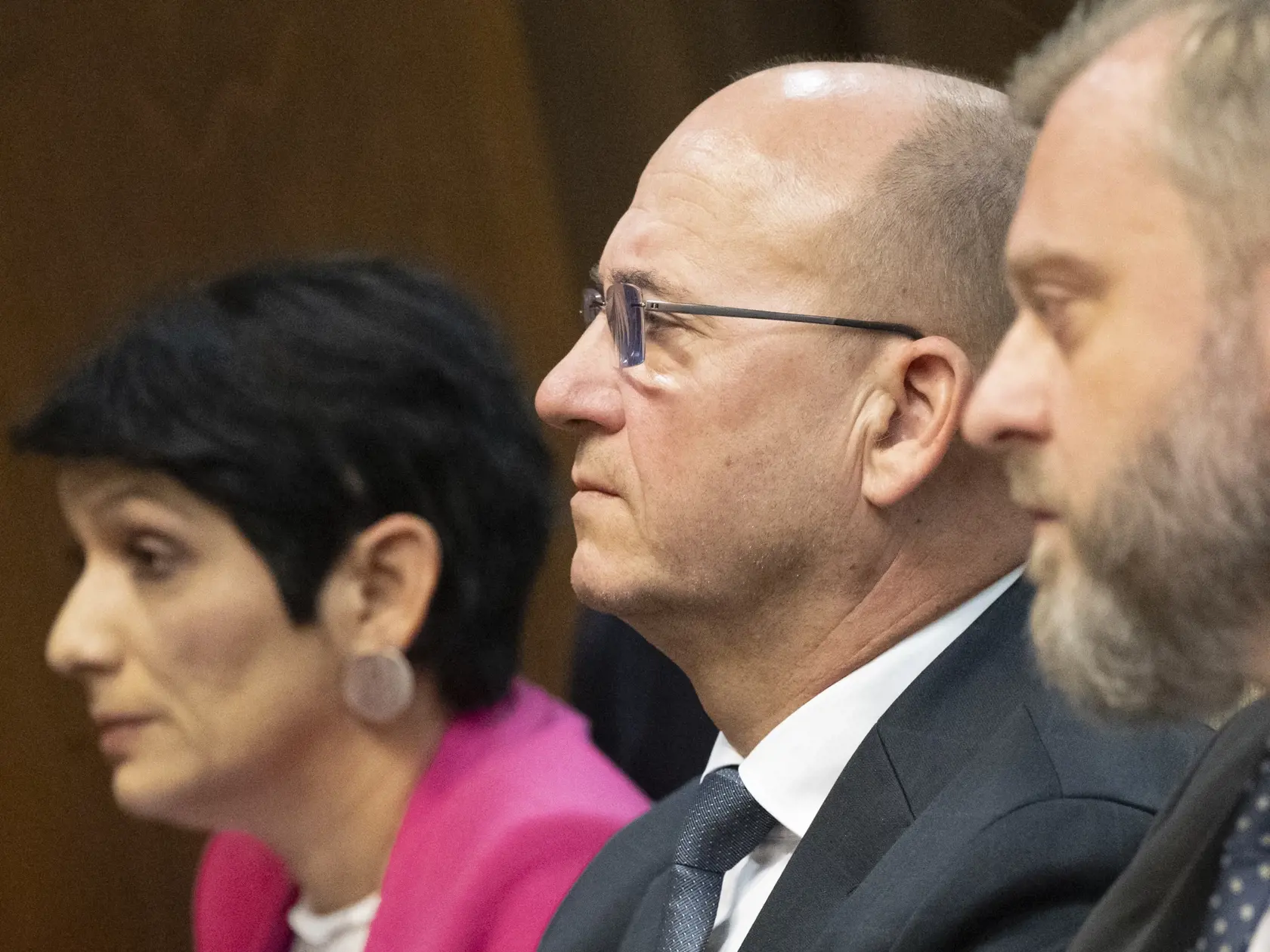 Na snímke zľava členka Výboru Národnej rady SR pre obranu a bezpečnosť Irena Bihariová (PS), overovateľ Výboru Národnej rady SR pre obranu a bezpečnosť Jaroslav Spišiak (PS) a členk Výboru Národnej rady SR pre obranu a bezpečnosť Juraj Krúpa (SaS) počúvajú počas vypočutia bývalého šéfa Národnej kriminálnej agentúry (NAKA) a kandidáta na šéfa Úradu inšpekčnej služby (ÚIS) Branislava Zuriana (nie je na snímke) na Výbore Národnej rady SR pre obranu a bezpečnosť v Bratislave vo štvrtok 2. novembra 2