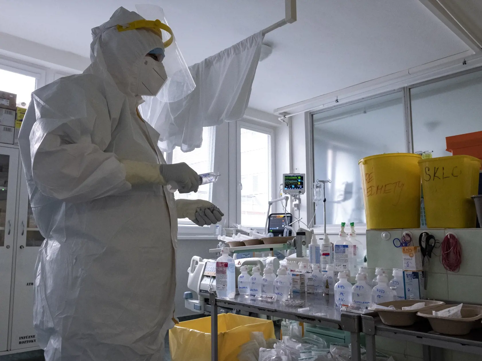 Situácia na anesteziologicko-resuscitačnom oddelení nemocnice svätého Cyrila a Metoda v Bratislave si vyžiadala zriadenie špeciálnej sekcie, kde sa nepretržite starajú o pacientov nakazených koronavírusom Covid - 19. 