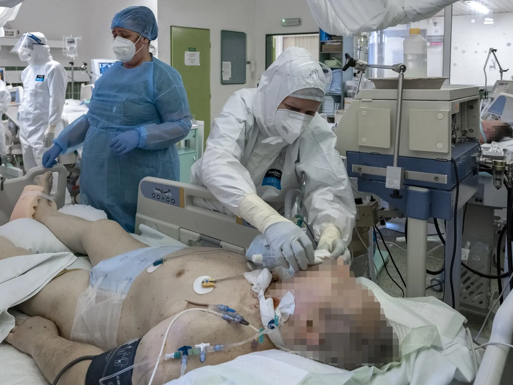 Situácia na anesteziologicko-resuscitačnom oddelení nemocnice svätého Cyrila a Metoda v Bratislave si vyžiadala zriadenie špeciálnej sekcie, kde sa nepretržite starajú o pacientov nakazených koronavírusom Covid - 19. 