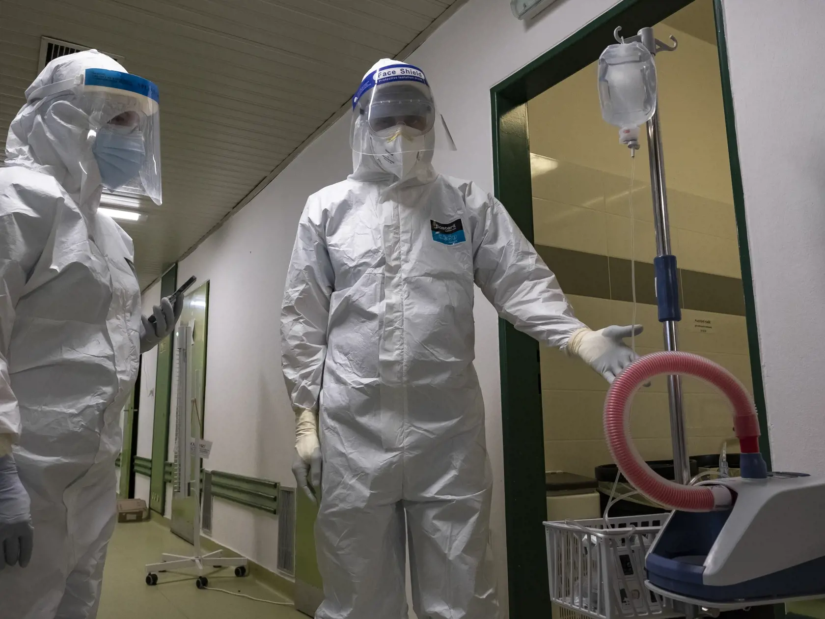 Situácia na anesteziologicko-resuscitačnom oddelení nemocnice svätého Cyrila a Metoda v Bratislave si vyžiadala zriadenie špeciálnej sekcie, kde sa nepretržite starajú o pacientov nakazených koronavírusom Covid - 19. 