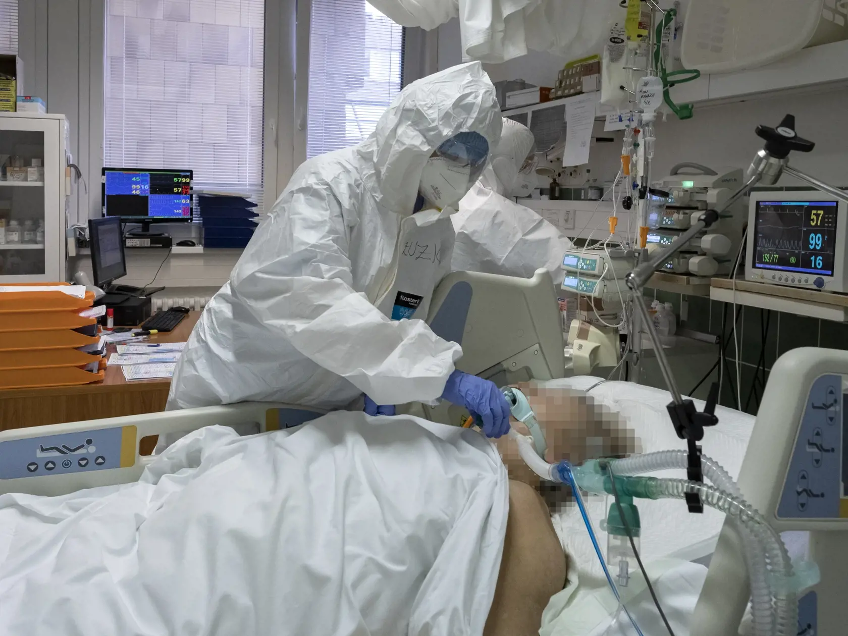 Situácia na anesteziologicko-resuscitačnom oddelení nemocnice svätého Cyrila a Metoda v Bratislave si vyžiadala zriadenie špeciálnej sekcie, kde sa nepretržite starajú o pacientov nakazených koronavírusom Covid - 19. 