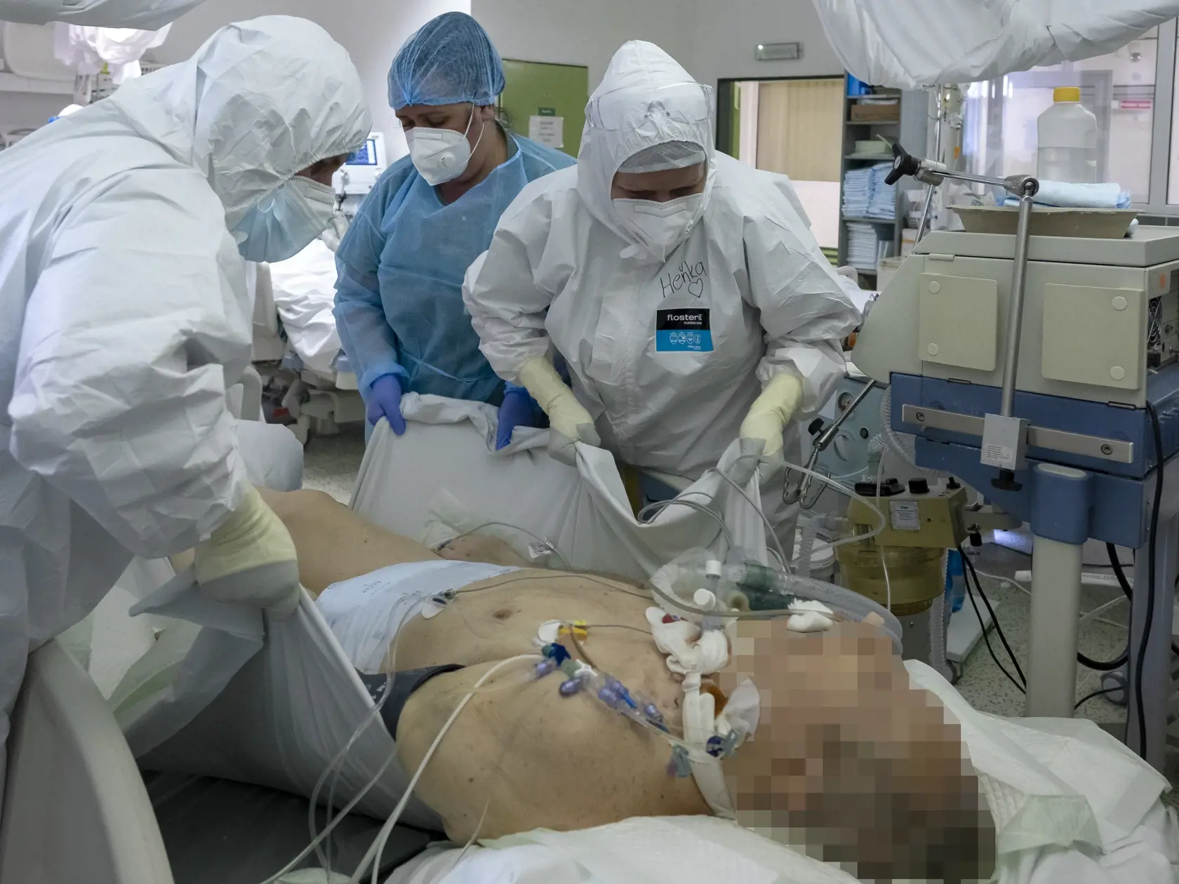 Situácia na anesteziologicko-resuscitačnom oddelení nemocnice svätého Cyrila a Metoda v Bratislave si vyžiadala zriadenie špeciálnej sekcie, kde sa nepretržite starajú o pacientov nakazených koronavírusom Covid - 19. 