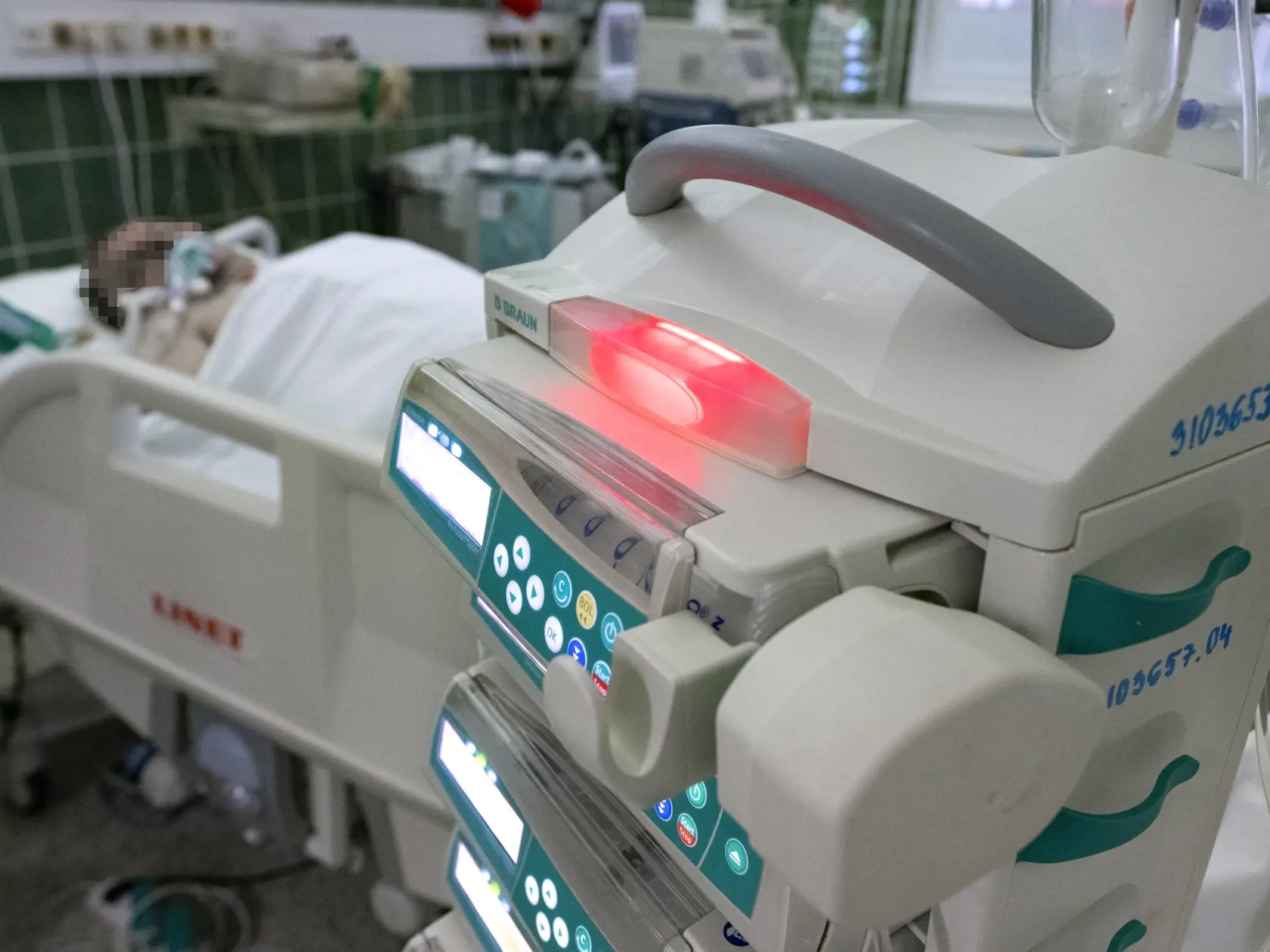 Situácia na anesteziologicko-resuscitačnom oddelení nemocnice svätého Cyrila a Metoda v Bratislave si vyžiadala zriadenie špeciálnej sekcie, kde sa nepretržite starajú o pacientov nakazených koronavírusom Covid - 19. 