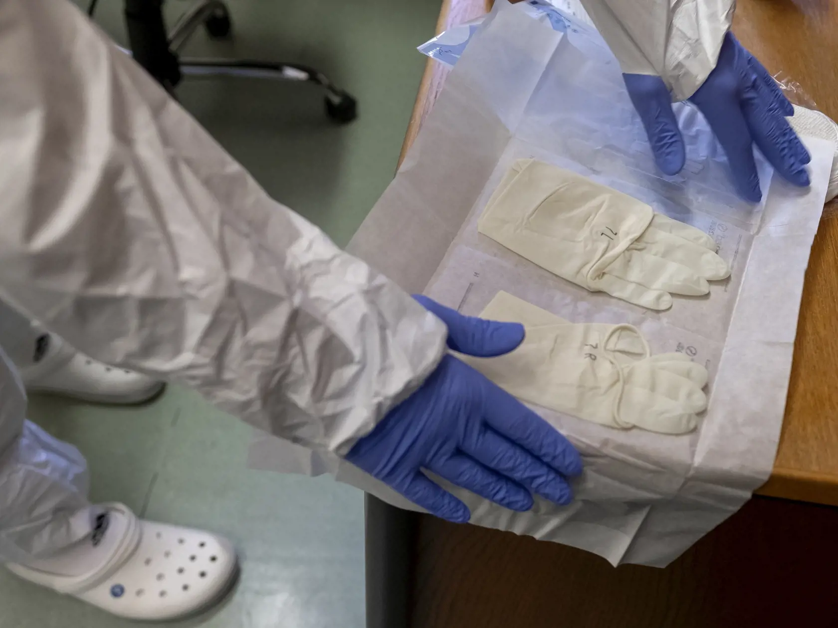 Situácia na anesteziologicko-resuscitačnom oddelení nemocnice svätého Cyrila a Metoda v Bratislave si vyžiadala zriadenie špeciálnej sekcie, kde sa nepretržite starajú o pacientov nakazených koronavírusom Covid - 19. 