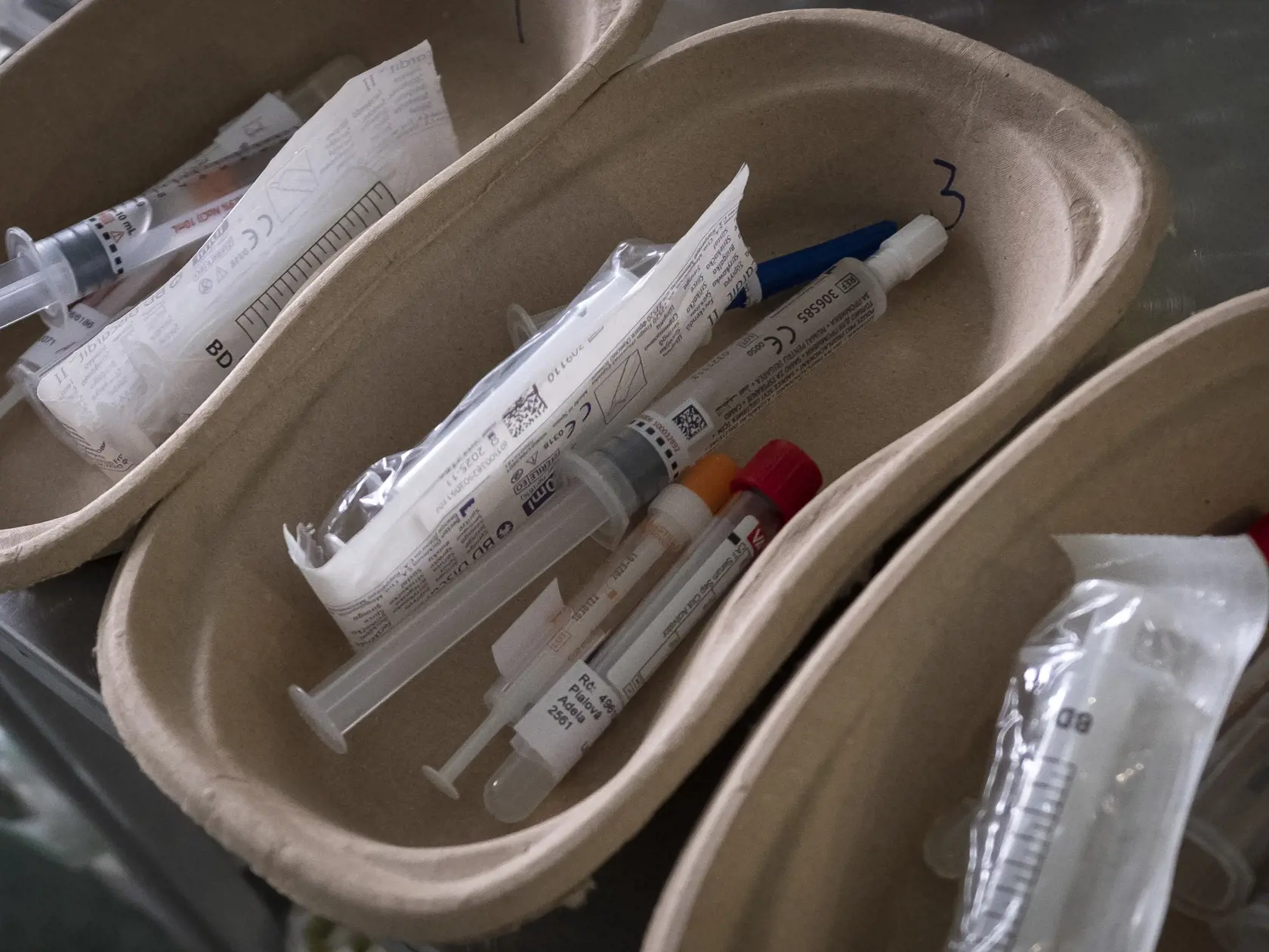 Situácia na anesteziologicko-resuscitačnom oddelení nemocnice svätého Cyrila a Metoda v Bratislave si vyžiadala zriadenie špeciálnej sekcie, kde sa nepretržite starajú o pacientov nakazených koronavírusom Covid - 19. 