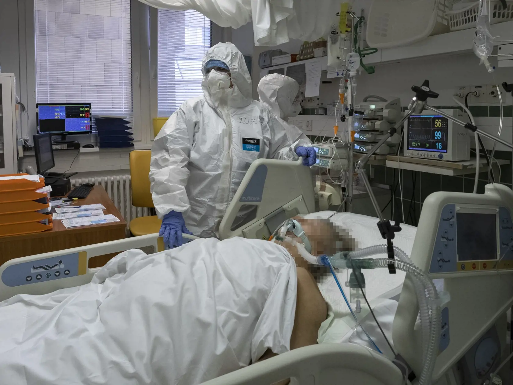 Situácia na anesteziologicko-resuscitačnom oddelení nemocnice svätého Cyrila a Metoda v Bratislave si vyžiadala zriadenie špeciálnej sekcie, kde sa nepretržite starajú o pacientov nakazených koronavírusom Covid - 19. 