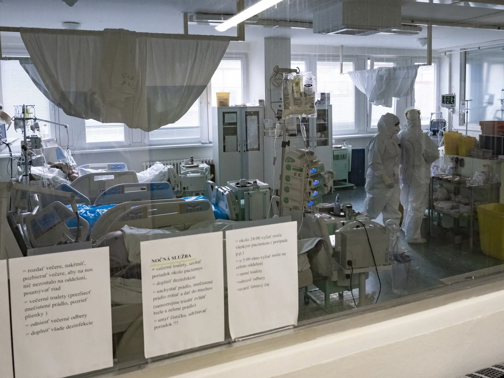 Situácia na anesteziologicko-resuscitačnom oddelení nemocnice svätého Cyrila a Metoda v Bratislave si vyžiadala zriadenie špeciálnej sekcie, kde sa nepretržite starajú o pacientov nakazených koronavírusom Covid - 19. 