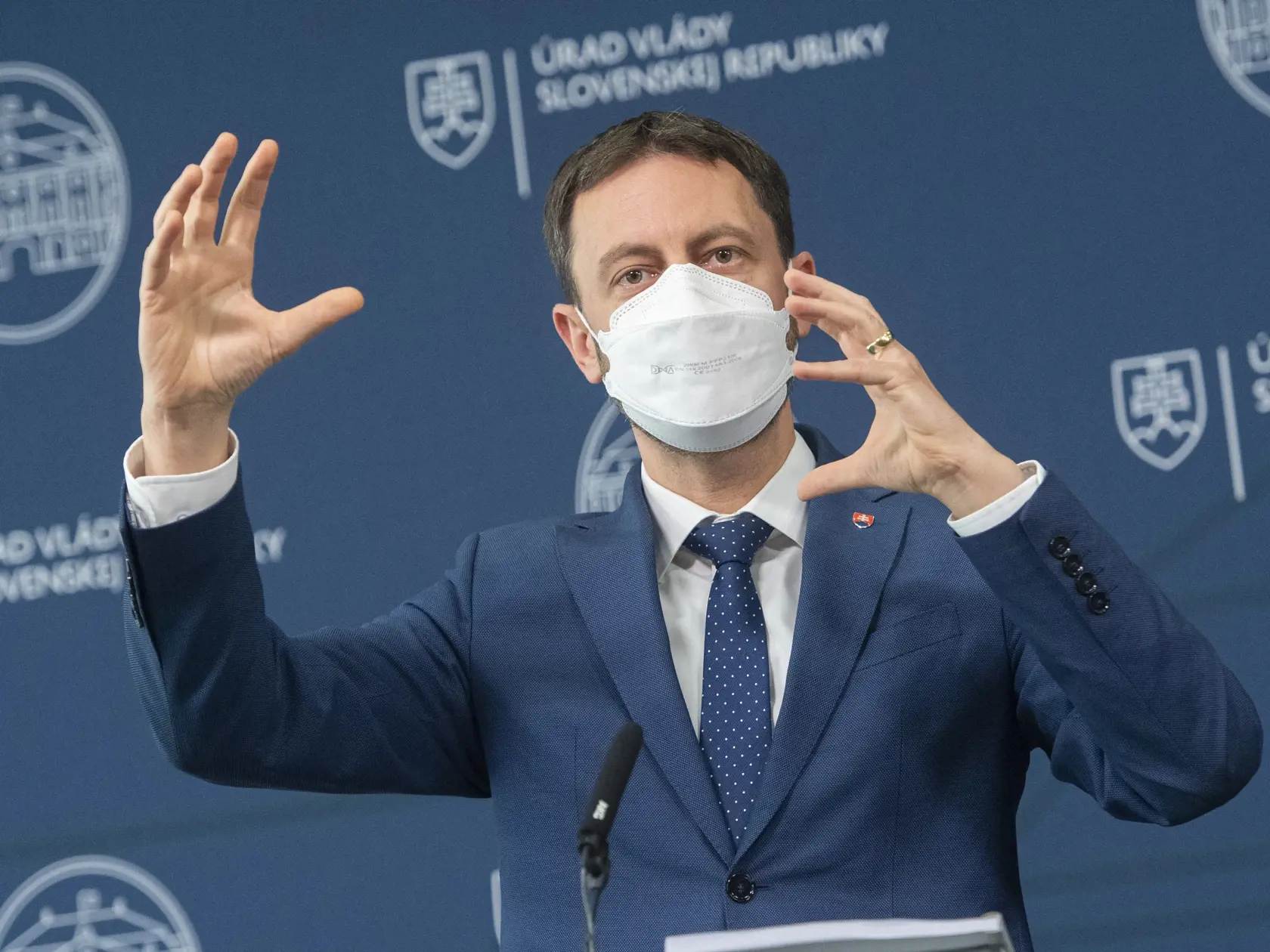 Premiér Eduard Heger sa po návrate na Slovensko stretne s ministerkou Máriou Kolíkovou.