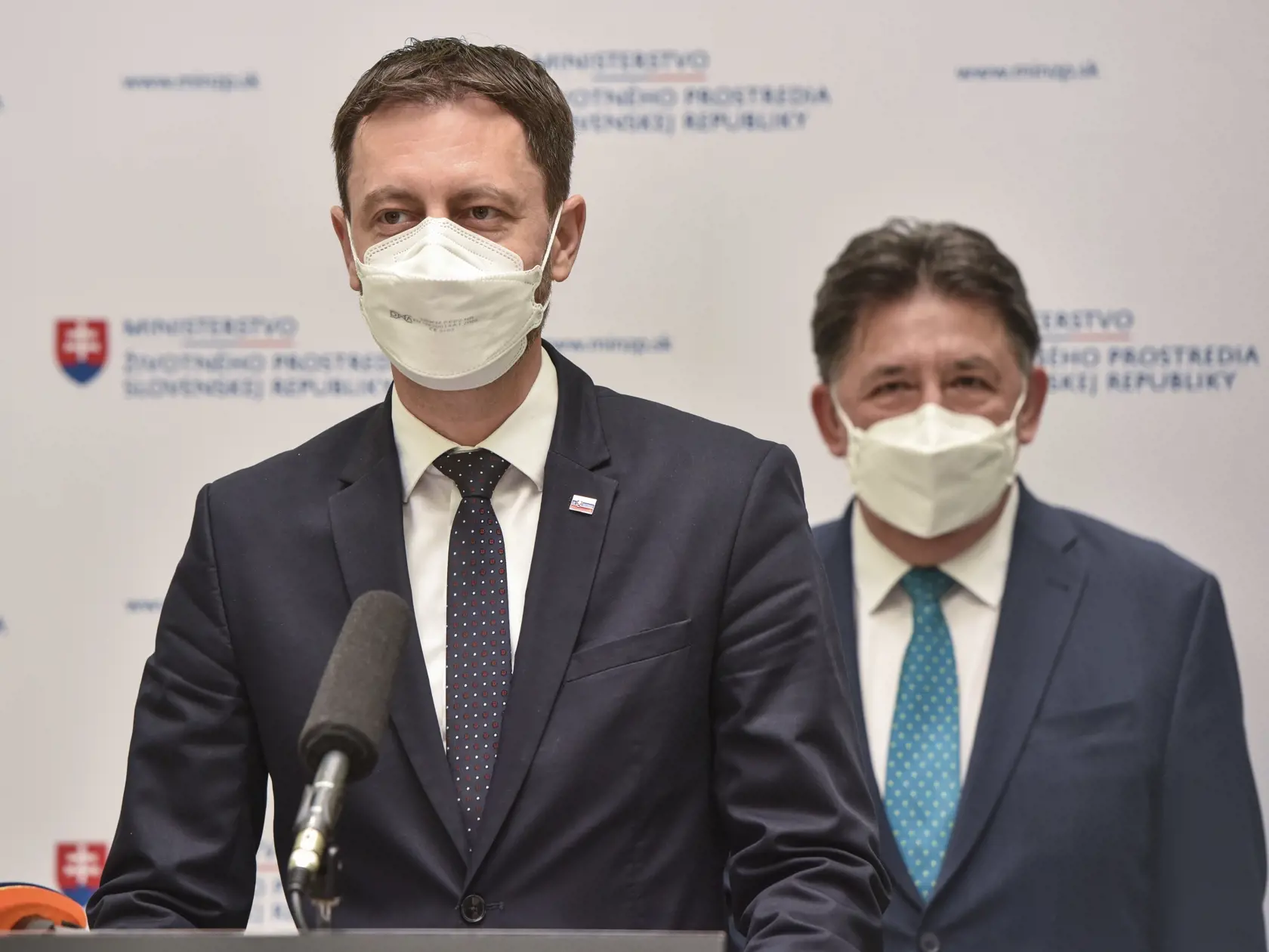Premiér Eduard Heger sa po návrate na Slovensko stretne s ministerkou Máriou Kolíkovou.