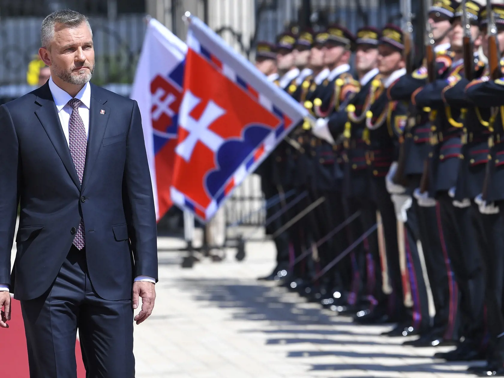 Na snímke prezident SR Peter Pellegrini počas prehliadky Čestnej stráže prezidenta SR po prevzatí Prezidentského paláca od predchodkyne Zuzany Čaputovej v Bratislave 15. júna 2025.