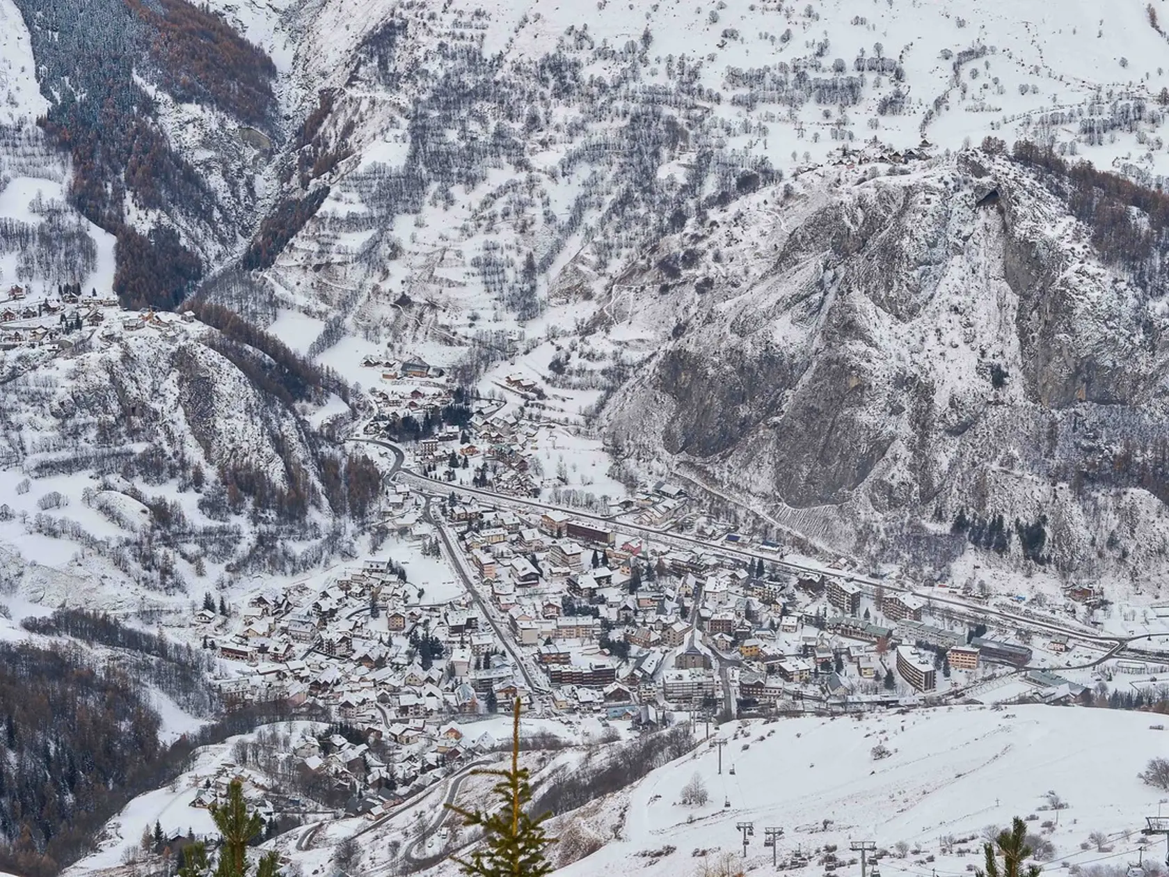 Prvá lavína spadla v oblasti lyžiarskeho strediska Valloire, zahynuli pod ňou 4 ľudia vo veku od 42 do 76 rokov.