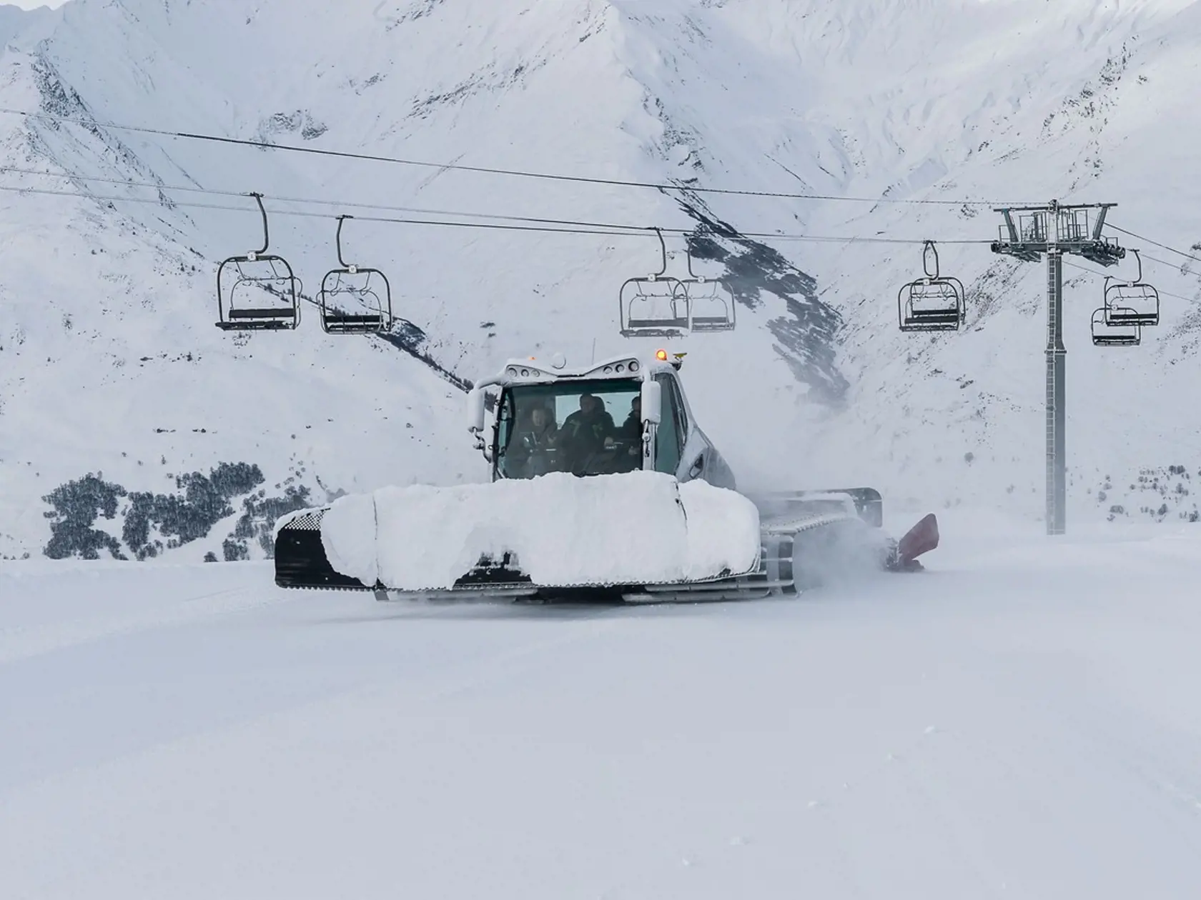 Prvá lavína spadla v oblasti lyžiarskeho strediska Valloire, zahynuli pod ňou 4 ľudia vo veku od 42 do 76 rokov.