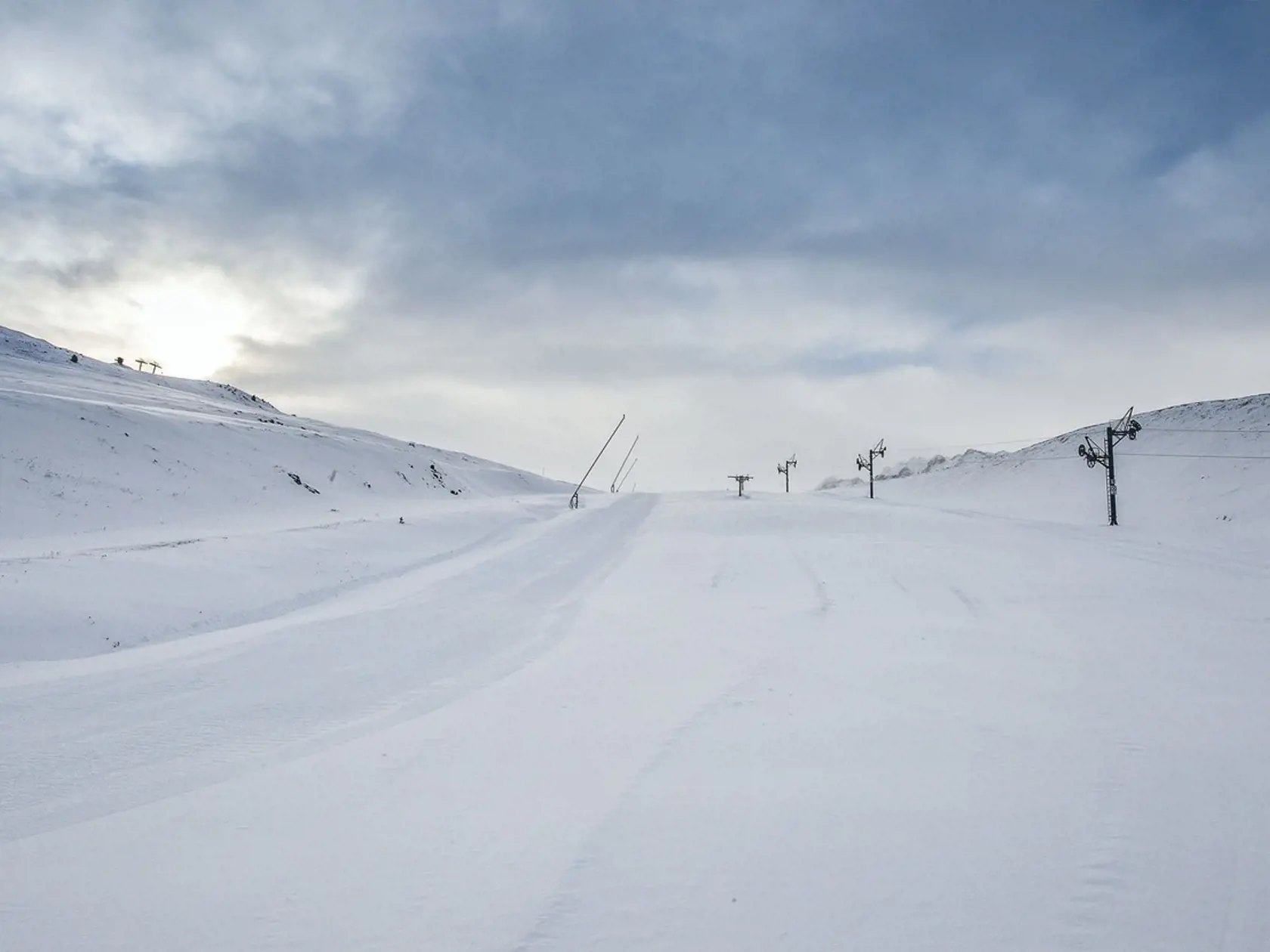 Prvá lavína spadla v oblasti lyžiarskeho strediska Valloire, zahynuli pod ňou 4 ľudia vo veku od 42 do 76 rokov.