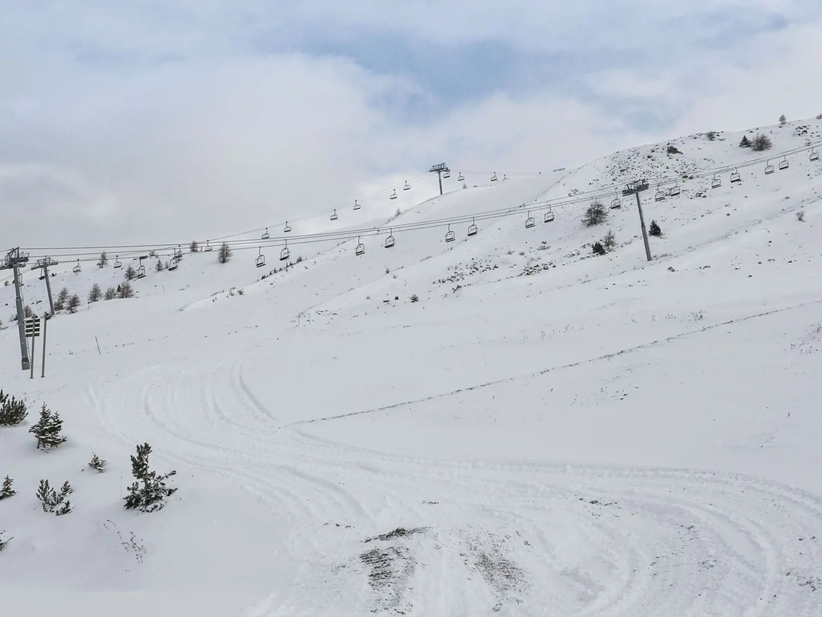Prvá lavína spadla v oblasti lyžiarskeho strediska Valloire, zahynuli pod ňou 4 ľudia vo veku od 42 do 76 rokov.