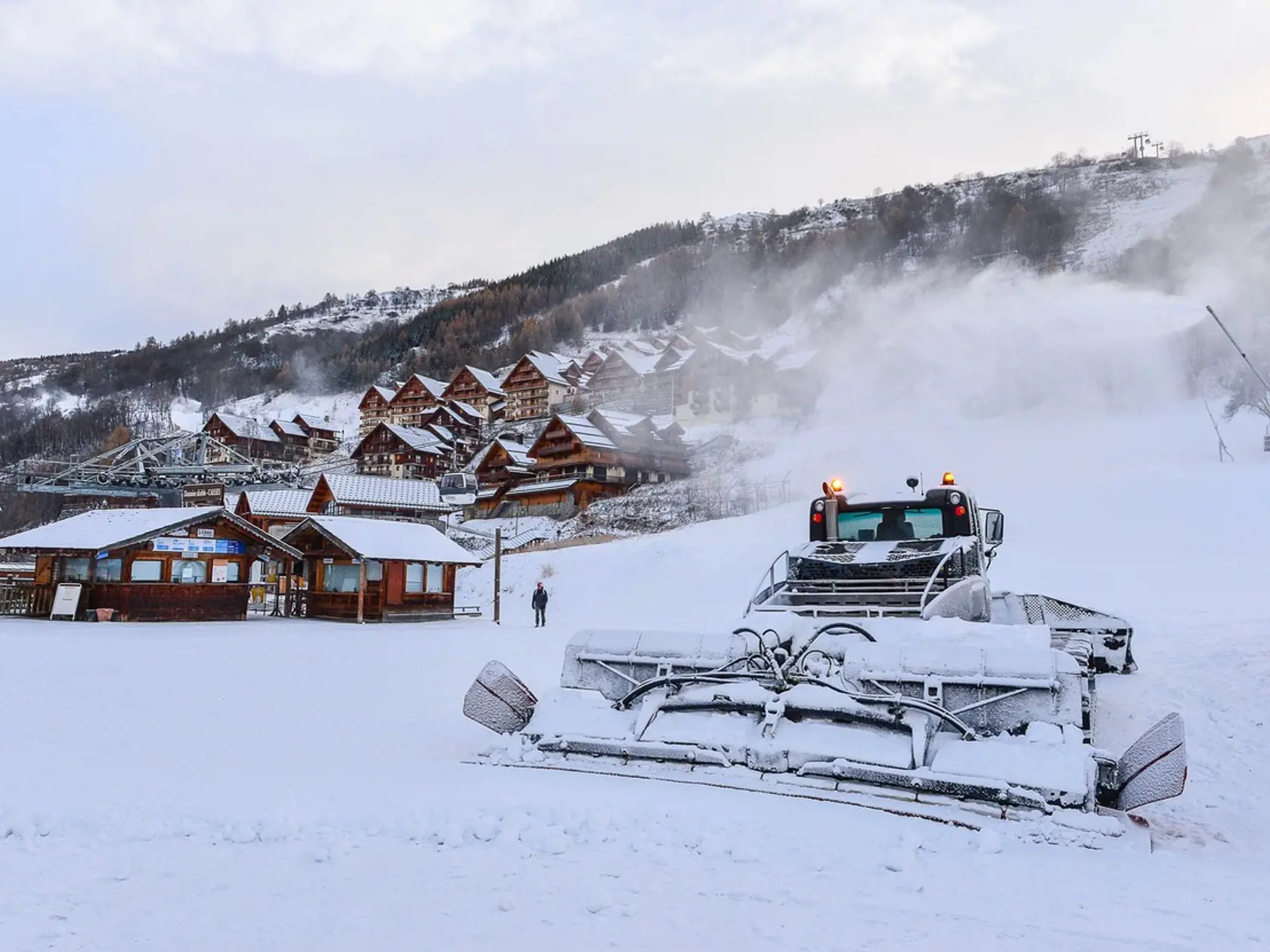 Prvá lavína spadla v oblasti lyžiarskeho strediska Valloire, zahynuli pod ňou 4 ľudia vo veku od 42 do 76 rokov.