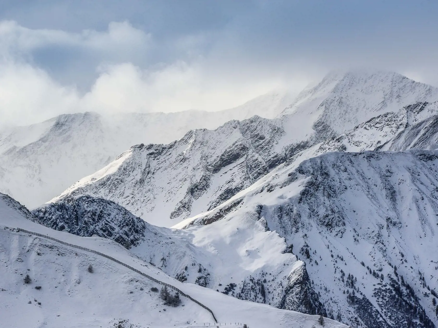 Prvá lavína spadla v oblasti lyžiarskeho strediska Valloire, zahynuli pod ňou 4 ľudia vo veku od 42 do 76 rokov.