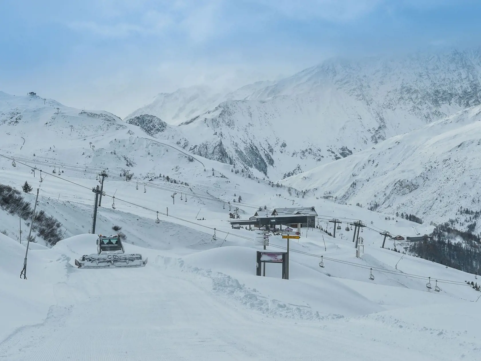 Prvá lavína spadla v oblasti lyžiarskeho strediska Valloire, zahynuli pod ňou 4 ľudia vo veku od 42 do 76 rokov.