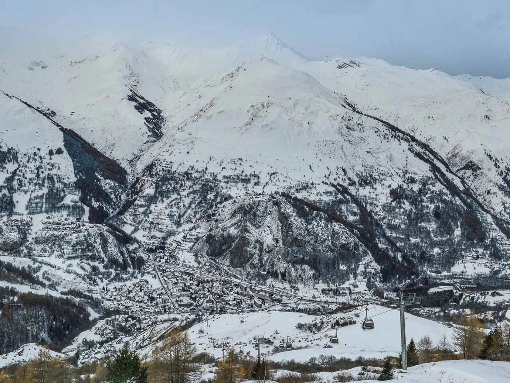 Prvá lavína spadla v oblasti lyžiarskeho strediska Valloire, zahynuli pod ňou 4 ľudia vo veku od 42 do 76 rokov.