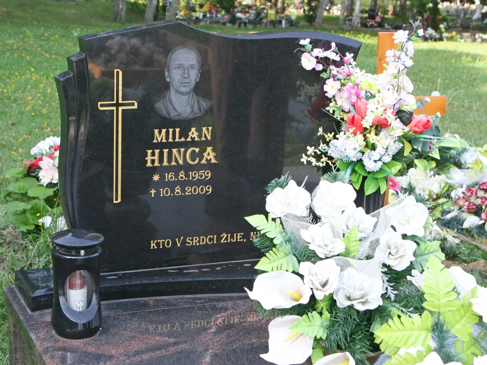 Hrob Milana Hincu (+49) na handloskom cintoríne.