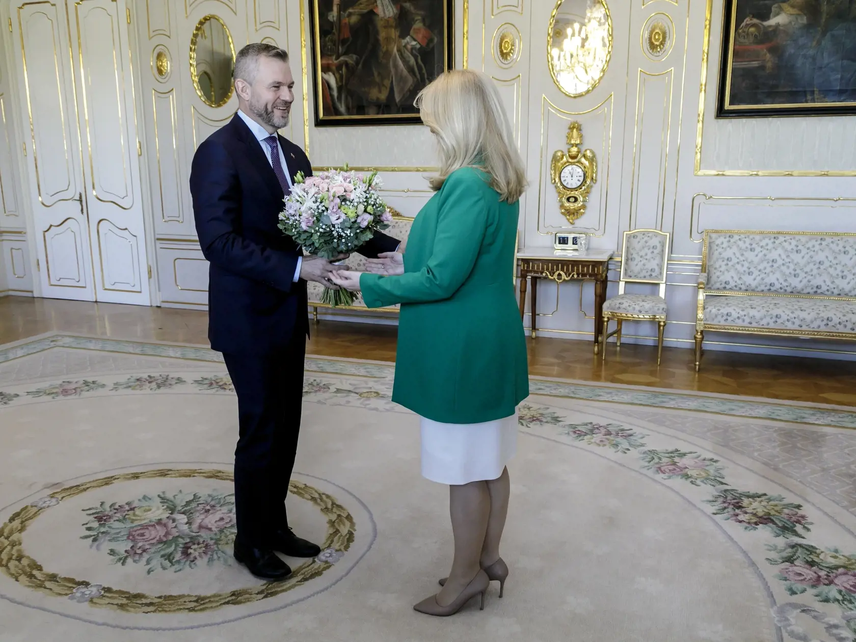 Na snímke zľava predseda Národnej rady SR Peter Pellegrini a prezidentka SR Zuzana Čaputová počas prijatia v Prezidentskom paláci 8. novembra 2023 v Bratislave.