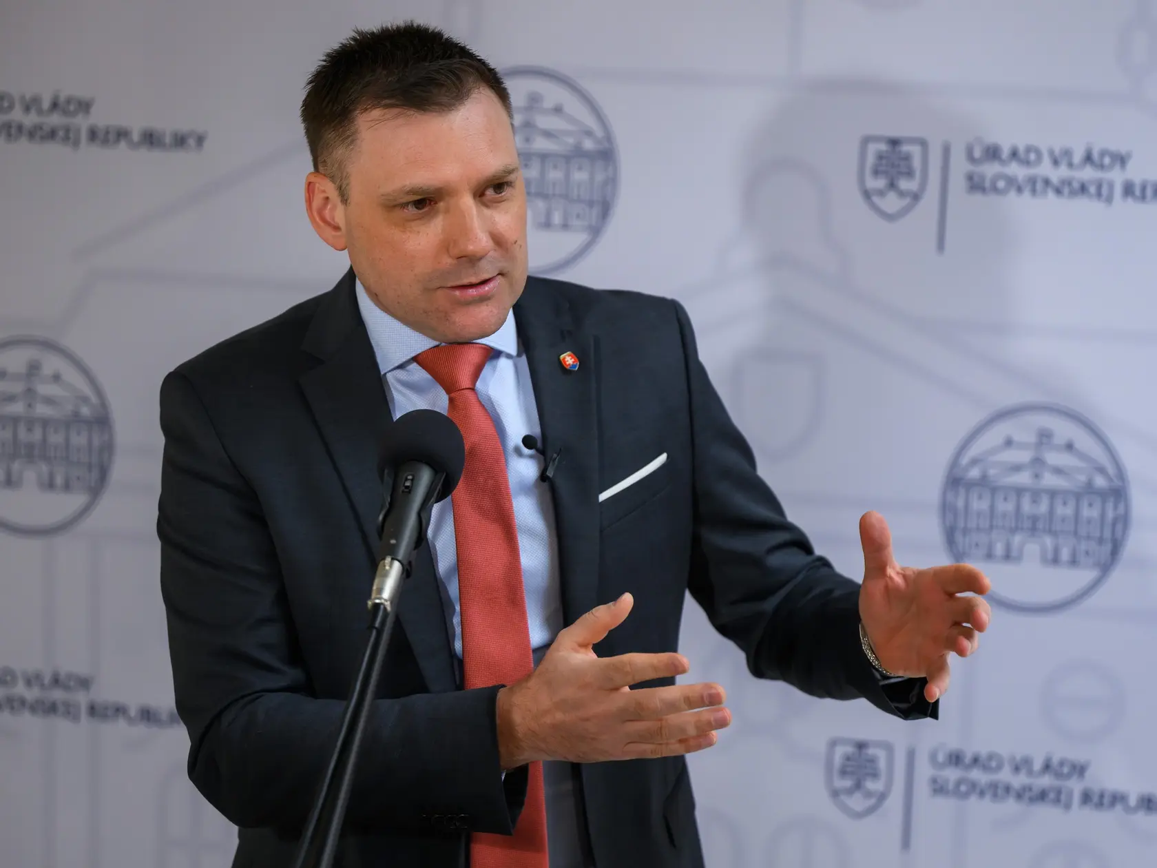 Na snímke podpredseda vlády a minister životného prostredia SR Tomáš Taraba (nominant SNS) počas vyhlásenia pred začiatkom 79. rokovania vlády SR v Bratislave 21. marca 2025. FOTO TASR - Jaroslav Novák