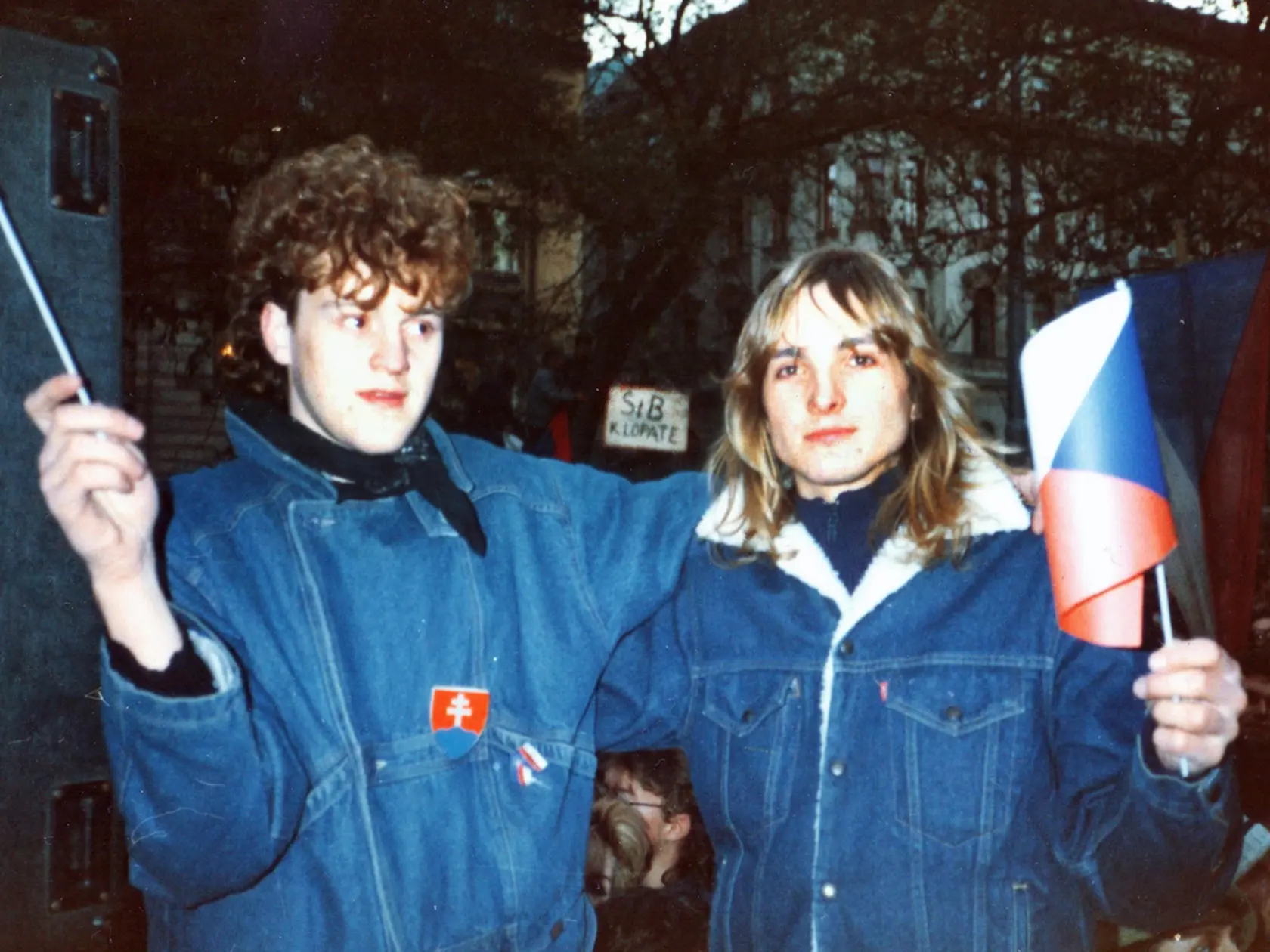 Prvé mítingy v roku 1989. Maťo spolu s Whiskym na Námestí SNP, kde Ďurinda požičal aparatúru.