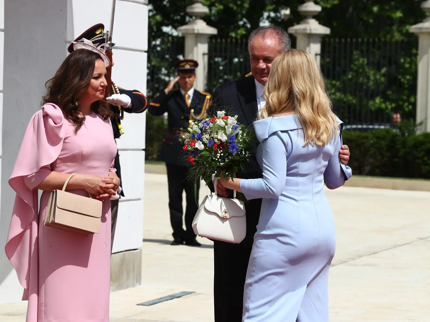 Zuzana Čaputová prišla do paláca. Andrej Kiska ju privítal a daroval jej kyticu ruží.