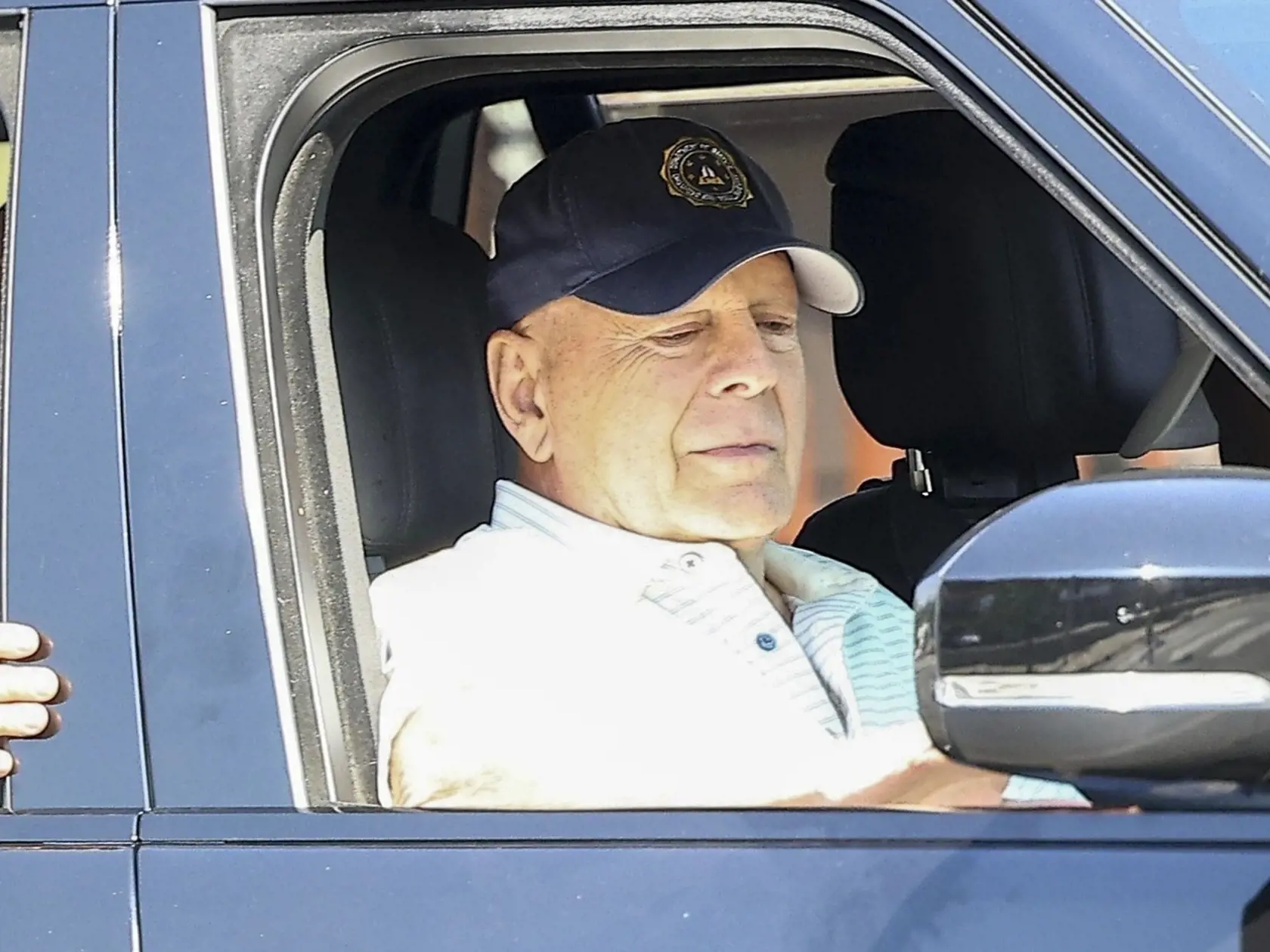 Po dlhej dobe opäť na verejnosti. Bruce sedel na sedadle spolujazdca, spoločnosť mu robili bodyguardi.