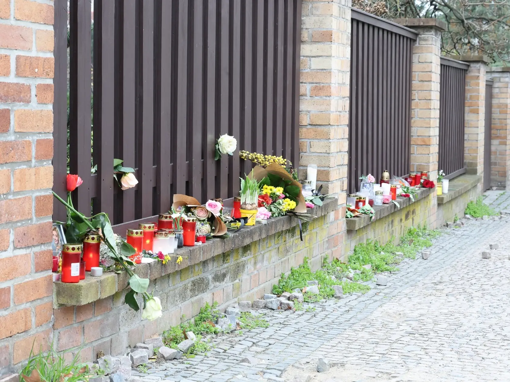 Pred domom manželov Dády a Felixa Slováčkovcov vytvorili ľudia pietne miesto na počesť ich zosnulej dcéry Aničky (†29).
