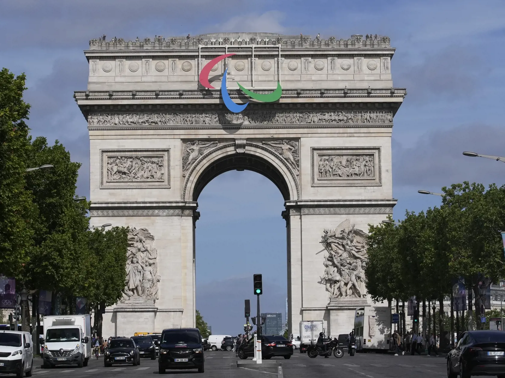 Symbol letných paralympijských hier visí na Víťaznom oblúku v piatok 28. júna 2024 v Paríži. Paralympijské hry 2024 v Paríži sa budú konať od 28. augusta do 8. septembra.
