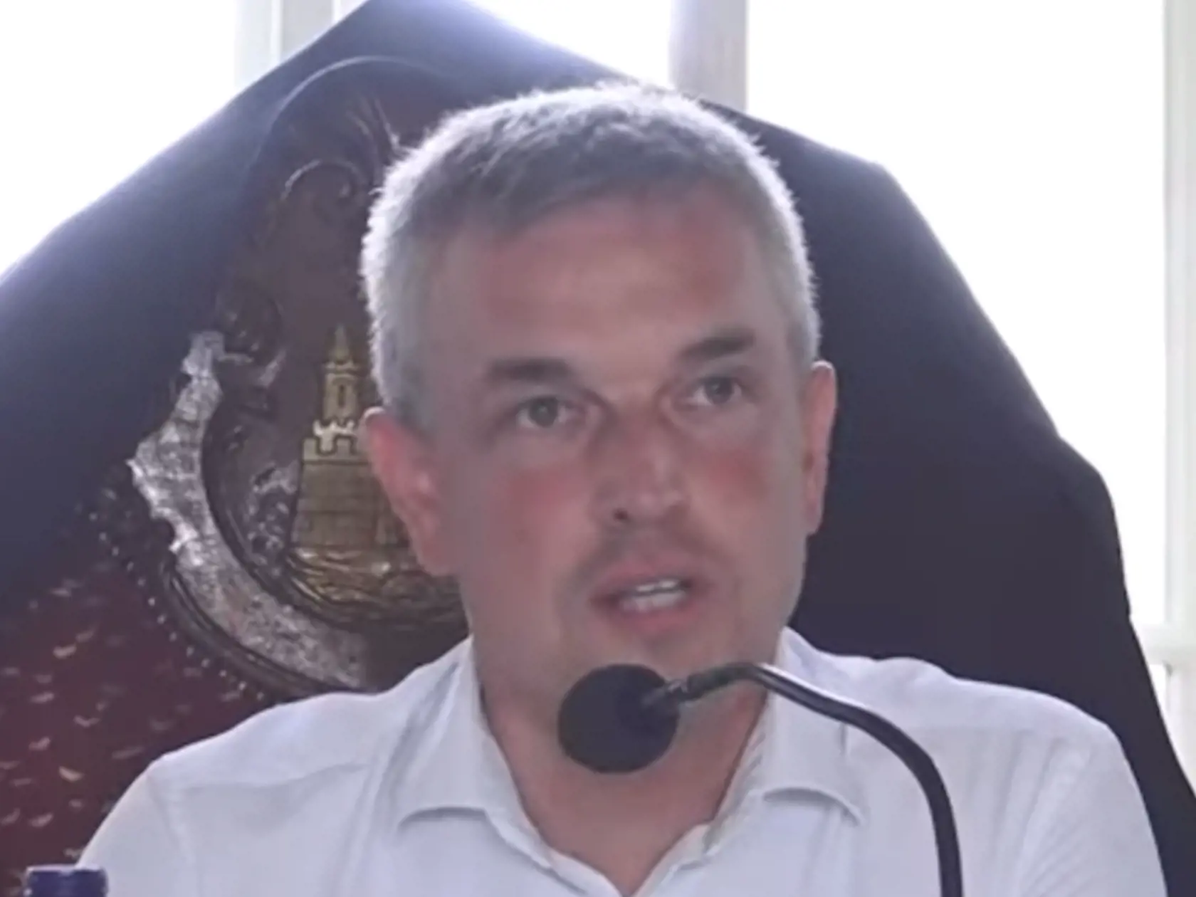 Primátor Keszegh spolu s viacerými poslancami na neho slovne zaútočili, že tam prišiel len provokovať a Keszegh mu dokonca povedal, že je pochybný novinár.