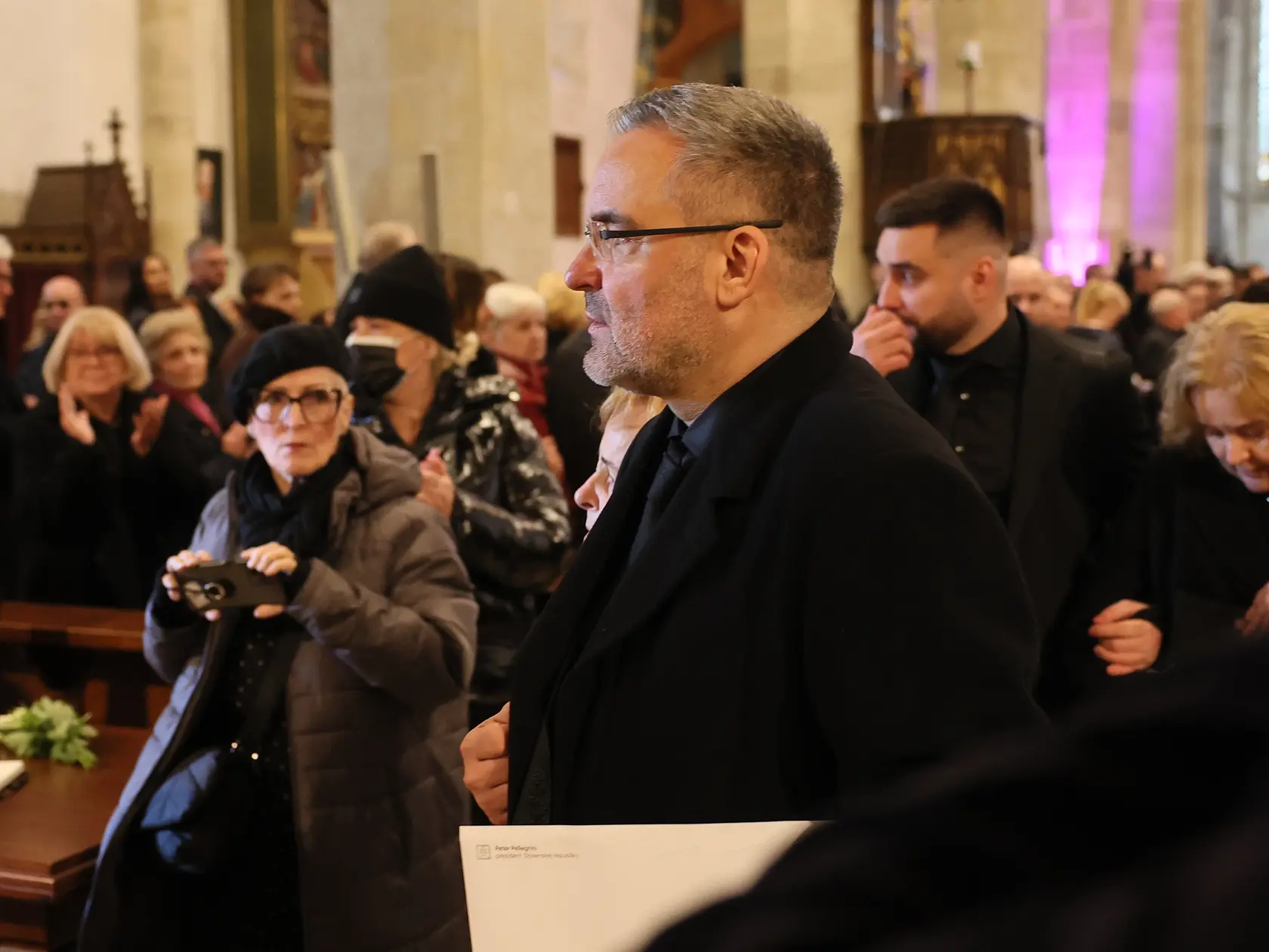 Posledná rozlúčka s hercom Štefanom Kvietikom († 90) v Dóme sv. Martina v Bratislave. Syn Martin.
