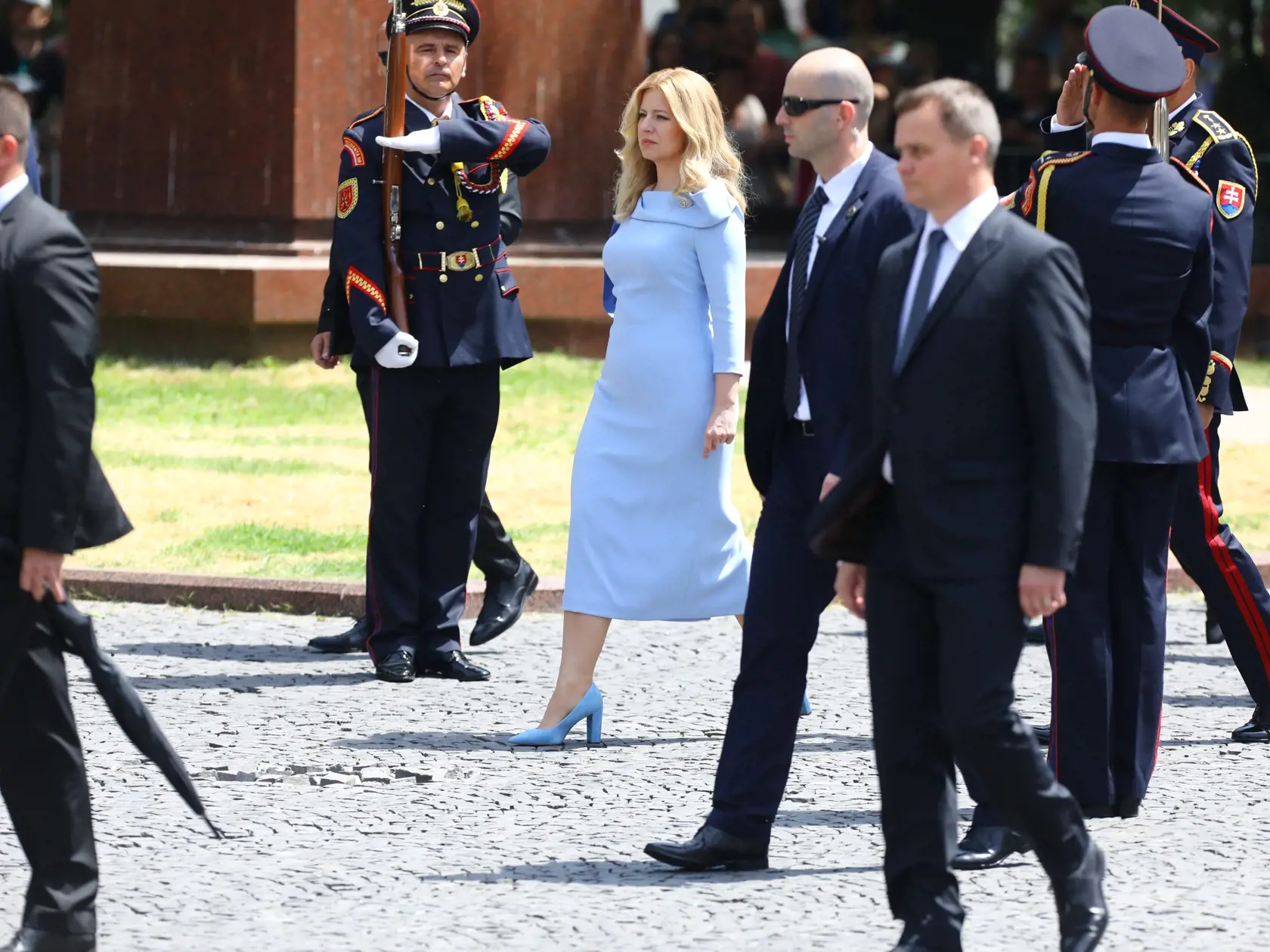 Ziegler: "Dĺžka šiat mi príde trochu nešťastná. O kúsok dlhšia by bola lepšia voľba. Nohy by krajšie vynikli a bolo by to ženskejšie. Dĺžka do pol lýtok nie je pre väčšinu žien ideálne riešenie."