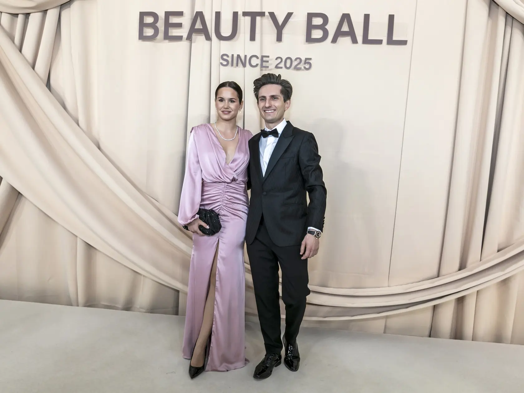 Beauty Ball na hrade: Na snímke huslista Filip Jančík s partnerkou Luciou.