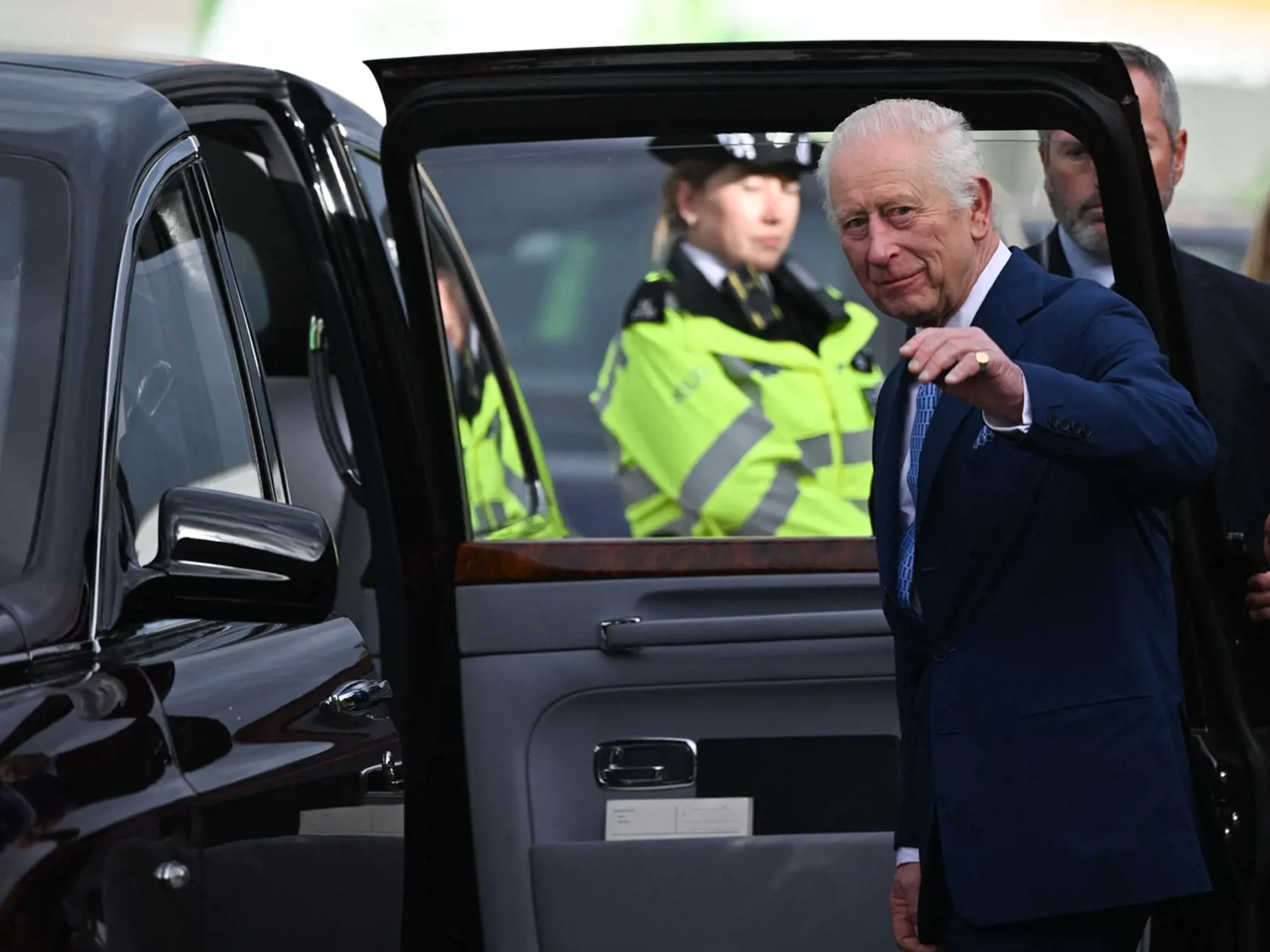 Kráľ Karol po vlámaní do Windosru rýchlo navrhol veľké zmeny v ich životoch a poprosil Williama a Kate, aby sa presťahovali k nemu do Clarence House.