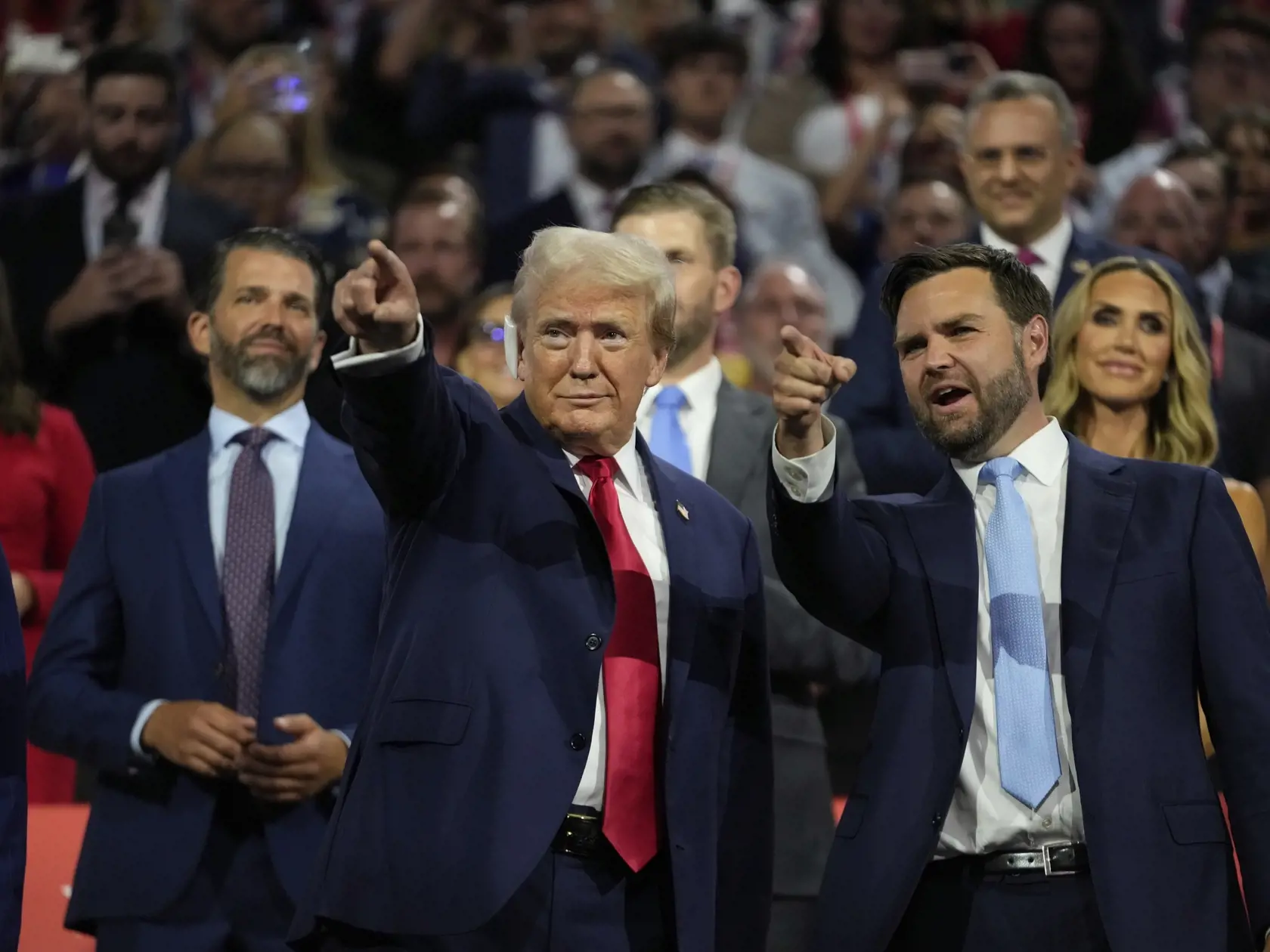 Na snímke republikánsky prezidentský kandidát a bývalý prezident USA Donald Trump (vľavo), senátor za štát Ohio a republikánsky kandidát na amerického viceprezidenta  J. D. Vance (vpravo) počas nominačného zjazdu Republikánskej strany v pondelok 15. júla 2024 v americkom Milwaukee. FOTO TASR/AP