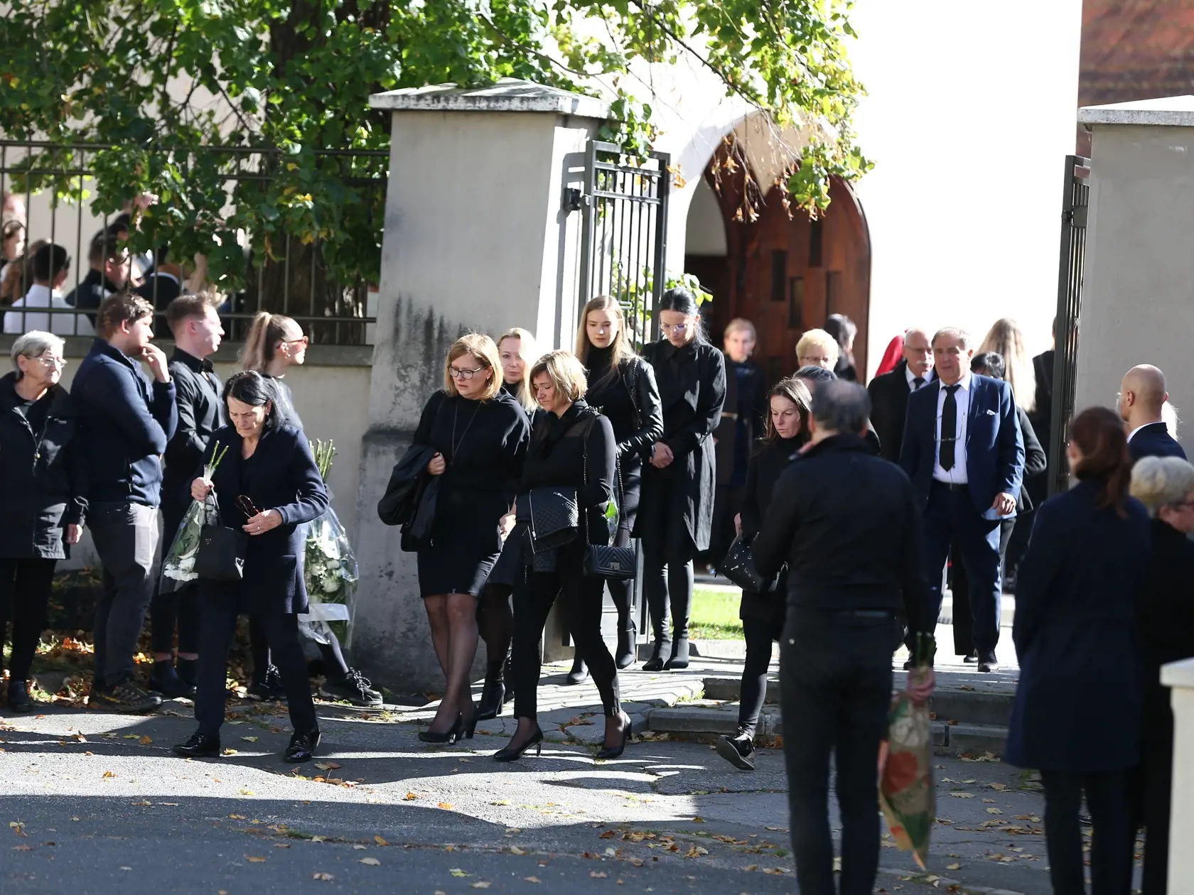 Posledná rozlúčka s nadanou študentkou Broňou. V sobotu (8.10.) sa rozlúčili rodiny Mareka a Brone so svojími milovanými deťmi, vnúčatami, a súrodencami. Ich mladé životy vyhasli vinou opitého vodiča.