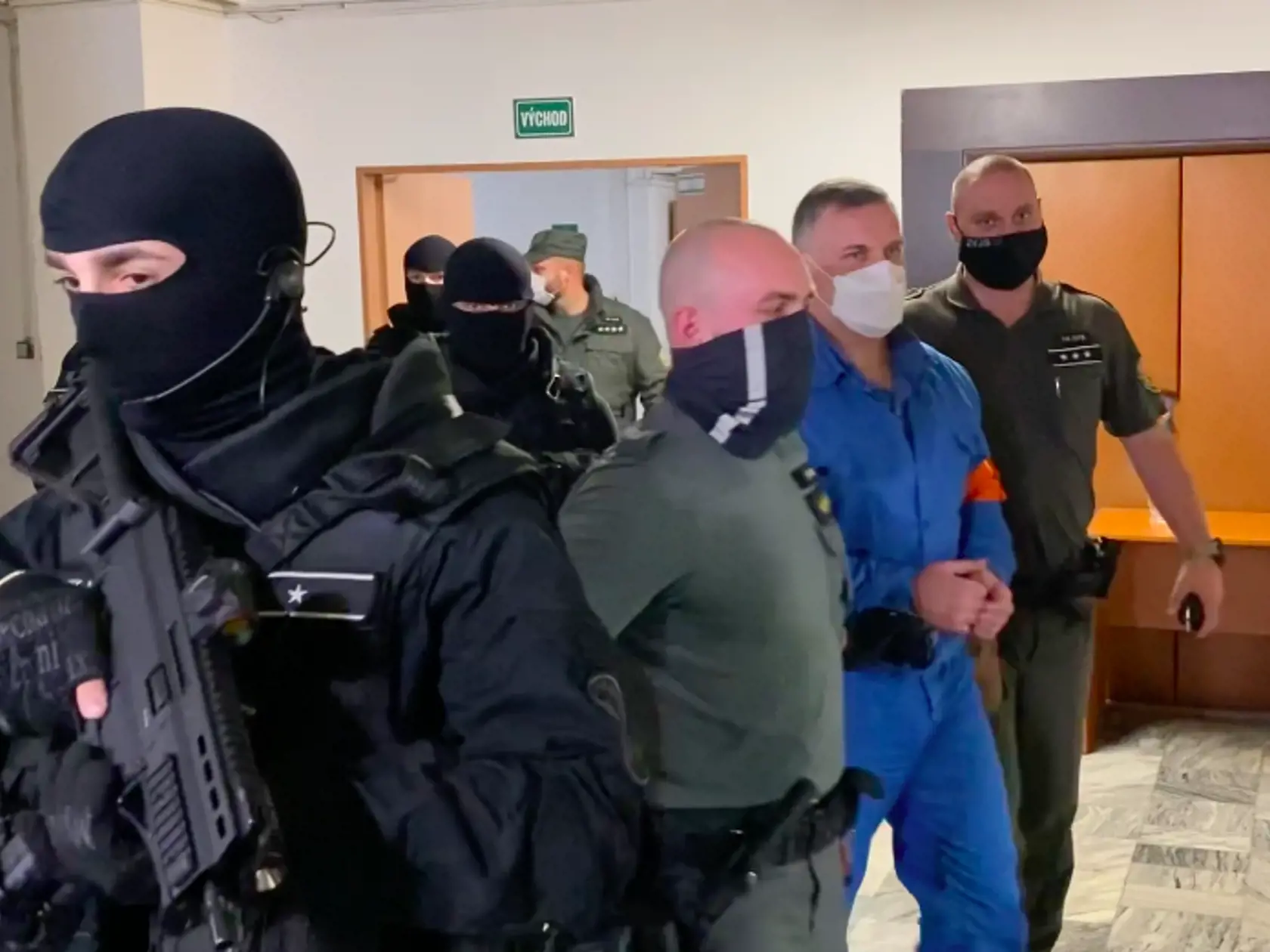 Mikuláša Černáka priviezli na prešovský okresný súd v putách. Na rozdiel od neho mal jeho bývalý poskok Slavomír Surový aj takzvaného medveďa, putá aj na nohách.