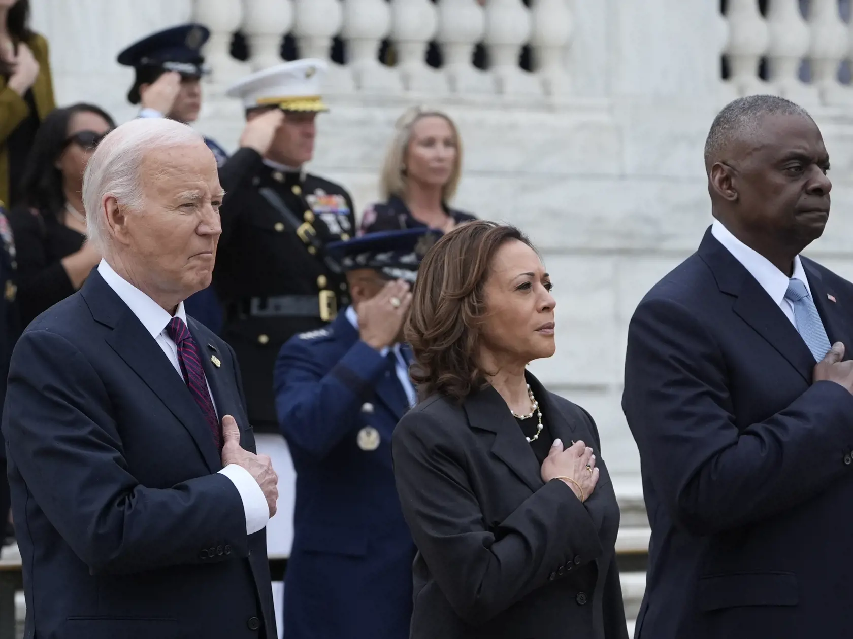 KK64 Arlington - Zľava americký prezident Joe Biden, americká viceprezidentka Kamala Harrisová a americký minister obrany Lloyd Austin počúvajú národnú hymnu počas Dňa pamiatky padlých vojakov na Arlingtonskom národnom cintoríne v Arlingtone 27. mája 2024. FOTO TASR/AP

President Joe Biden, left, joined by Vice President Kamala Harris, center, and Defense Secretary Lloyd Austin, right, listen to the National Anthem during an Armed Forces Full Honors Wreath Ceremony at the Tomb of the Unknown Sol