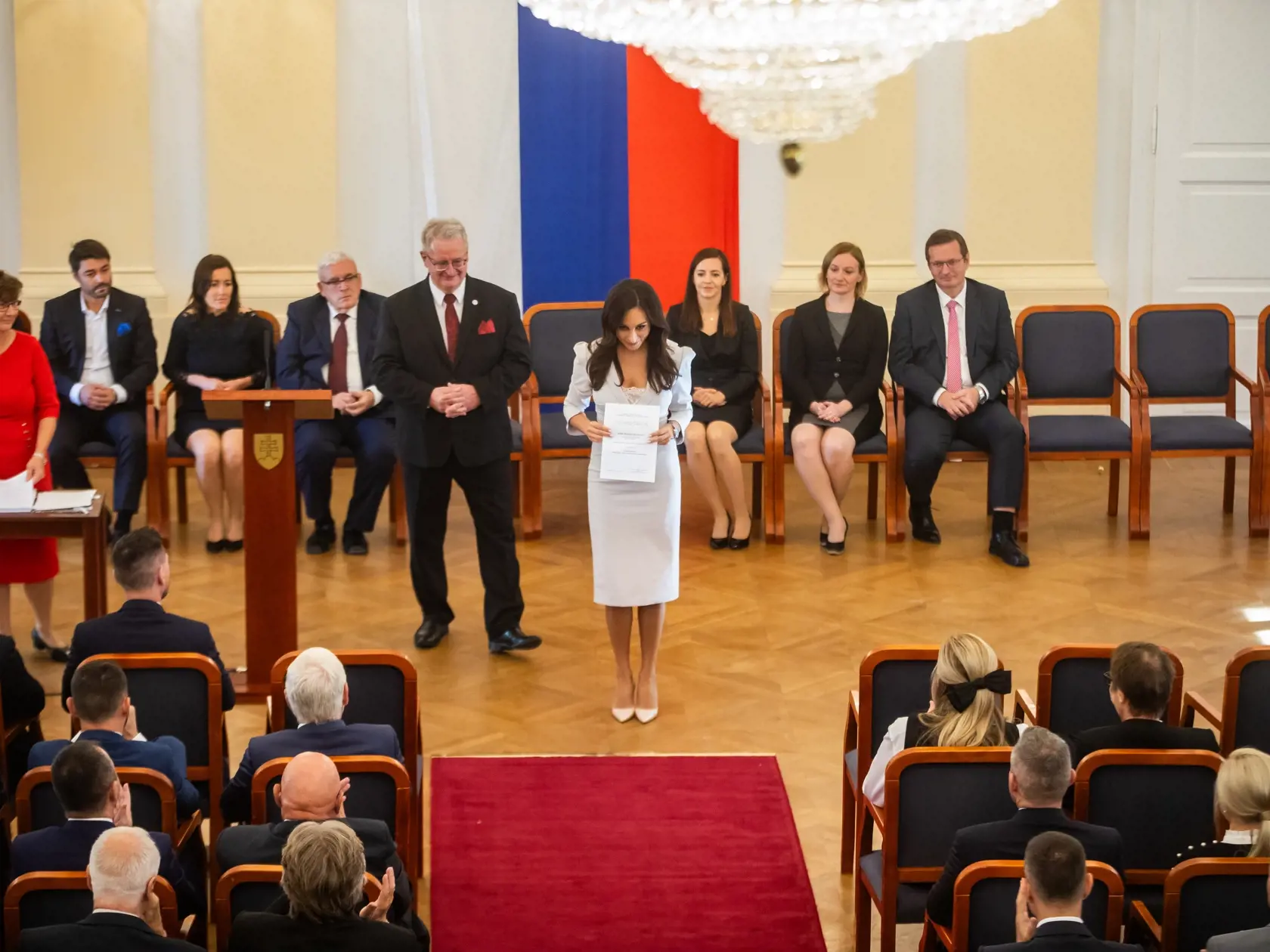 Novozvolení poslanci NR SR si preberajú osvedčenia o zvolení. Na snímke je Zuzana Dolinková.
