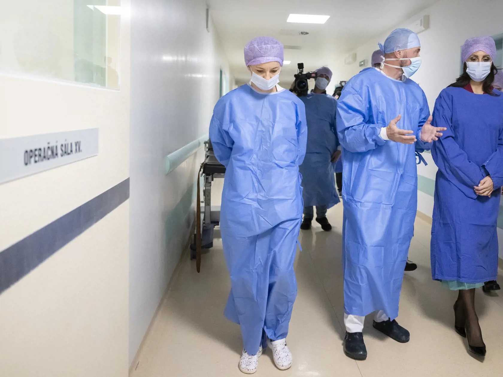 Ministerka zdravotníctva Zuzana Dolinková (HLAS-SD) návštívila pracoviská Univerzitnej nemocnice Bratislava (UNB) - Kliniku hrudníkovej chirurgie SZU a UNB a I. Kliniku anestéziológie a intenzívnej medicíny LFUK a UNB v Bratislave v piatok 3. novembra 2023. Na snímke sprava ministerka zdravotníctva SR Zuzana Dolinková (HLAS-SD), prednosta kliniky hrudníkovej chirurgie SZU a UNB Miroslav Janík a primárka anestéziológie a intenzívnej medicíny LFUK a UNB Katarína Tarabová počas návštevy pracovísk U