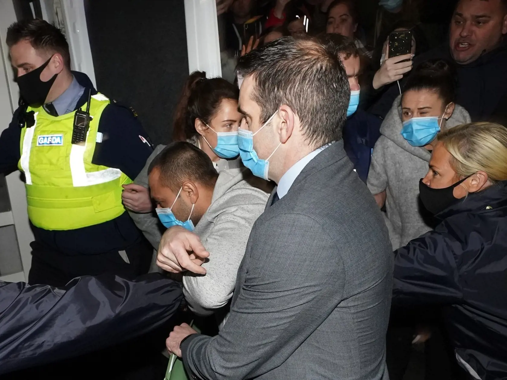 Jozef Puška, je umiestnený do policajnej dodávky po tom, čo sa objavil na okresnom súde v Tullamore, kde je obvinený z vraždy írskej učiteľky Ashling Murphy.