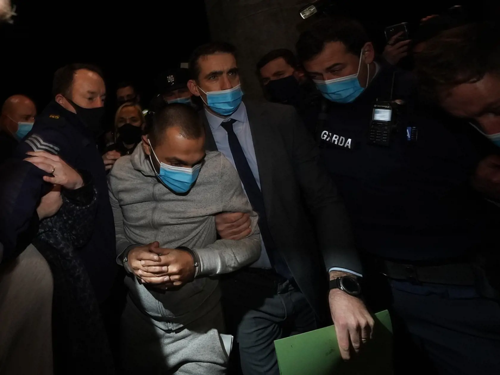 Jozef Puška, je umiestnený do policajnej dodávky po tom, čo sa objavil na okresnom súde v Tullamore, kde je obvinený z vraždy írskej učiteľky Ashling Murphy.