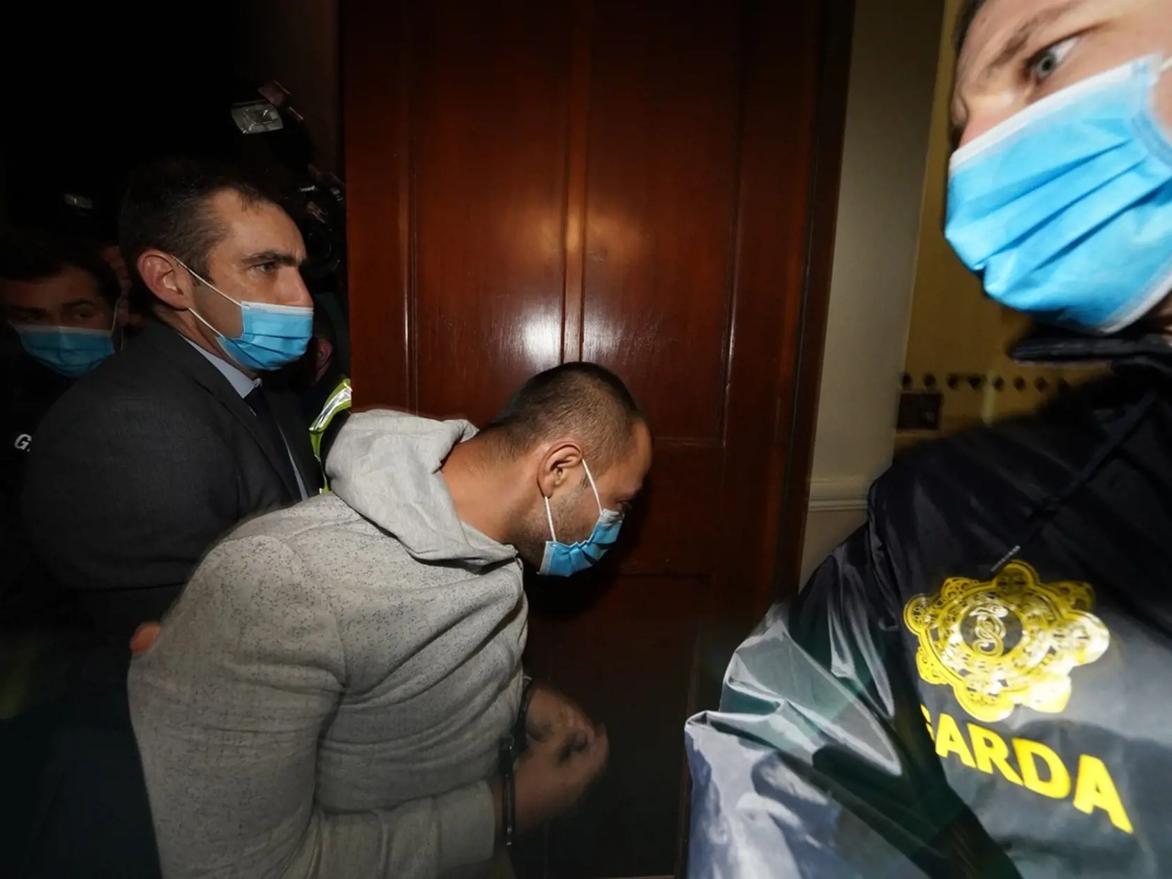 Jozef Puška, je umiestnený do policajnej dodávky po tom, čo sa objavil na okresnom súde v Tullamore, kde je obvinený z vraždy írskej učiteľky Ashling Murphy.