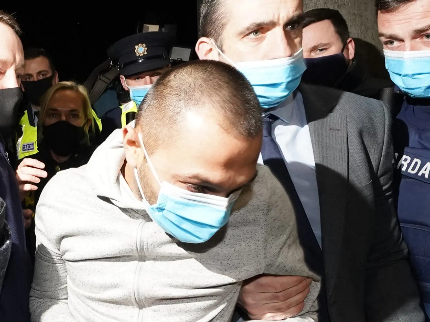 Jozef Puška je umiestnený do policajnej dodávky po tom, čo sa objavil na okresnom súde v Tullamore, kde je obvinený z vraždy írskej učiteľky Ashling Murphy.