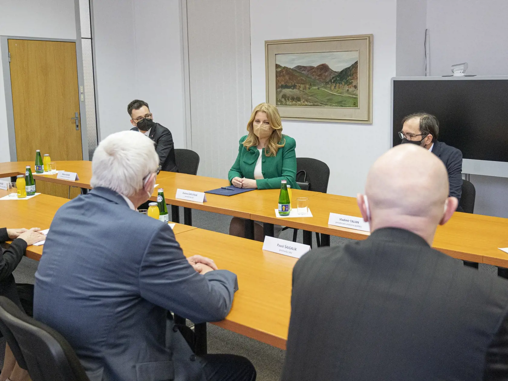 Prezidentka SR Zuzana Čaputová (uprostred) navštívila Biomedecínske centrum SAV. Na snímke sprava v popredí virológ Boris Klempa, predseda Slovenskej akadémie vied (SAV) Pavol Šajgalík a riaditeľka Biomedecínskeho centra SAV Silvia Pastoreková, vpravo v pozadí poradca prezidentky pre vnútornú politiku Vladimír Talian a v pozadí tretí sprava poradca prezidentky pre komunikáciu Martin Burgr počas stretnutia. Bratislava, 12. apríla 2021.