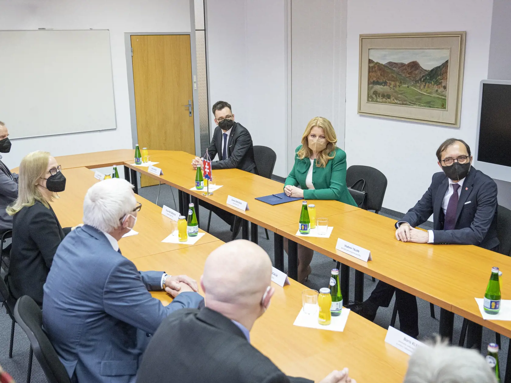 Prezidentka SR Zuzana Čaputová (v pozadí druhá vpravo) navštívila Biomedecínske centrum SAV. Na snímke sprava dole virológ Boris Klempa, predseda Slovenskej akadémie vied (SAV) Pavol Šajgalík a riaditeľka Biomedecínskeho centra SAV Silvia Pastoreková, vpravo v pozadí poradca prezidentky pre vnútornú politiku Vladimír Talian a v pozadí tretí sprava poradca prezidentky pre komunikáciu Martin Burgr. počas stretnutia. Bratislava, 12. apríla 2021.