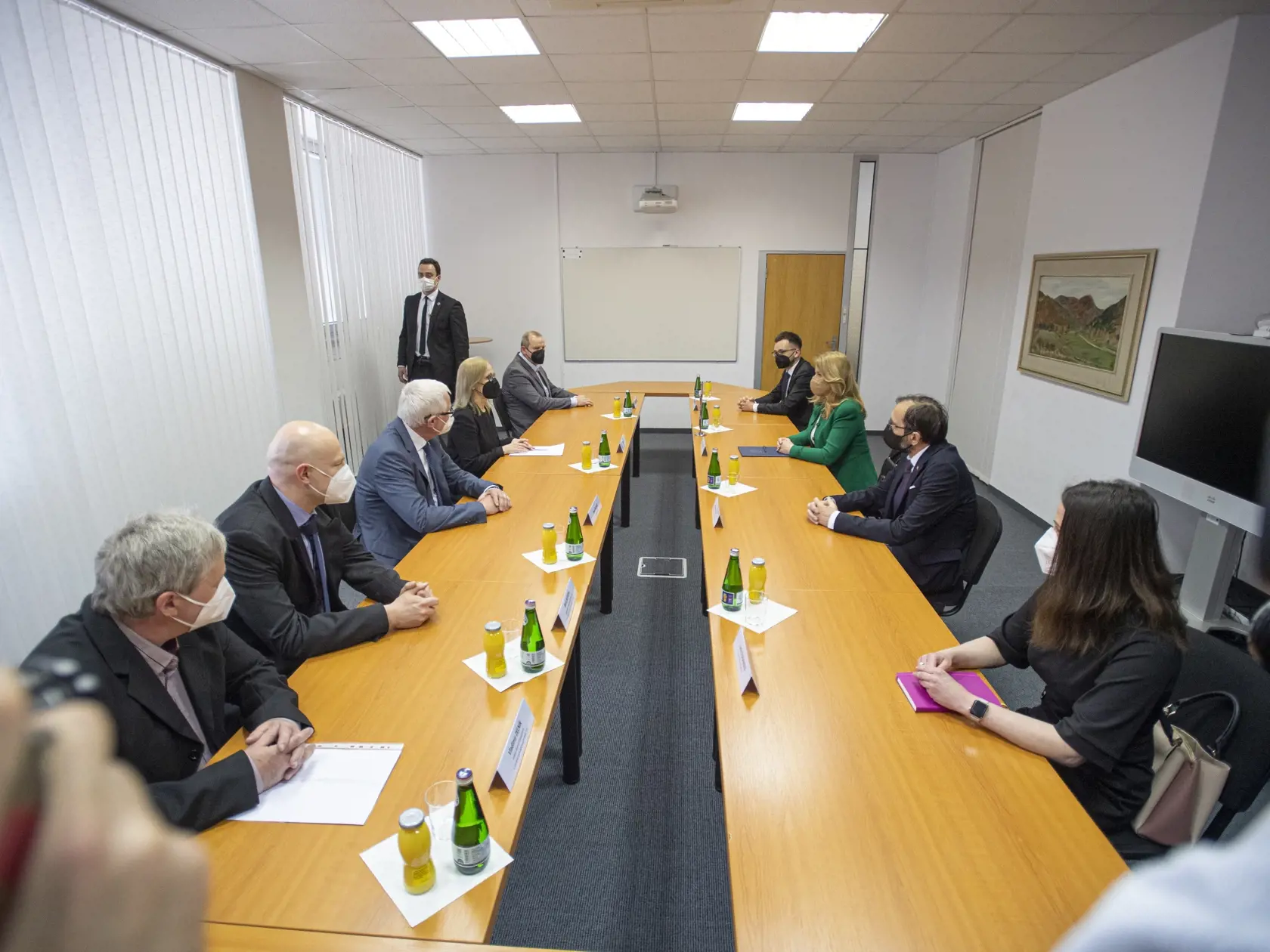 Prezidentka SR Zuzana Čaputová (tretia sprava) navštívila Biomedecínske centrum SAV. Na snímke druhý vľavo virológ Boris Klempa, tretí vľavo predseda Slovenskej akadémie vied (SAV) Pavol Šajgalík a štvrtá vľavo riaditeľka Biomedecínskeho centra SAV Silvia Pastoreková, druhý vpravo  poradca prezidentky pre vnútornú politiku Vladimír Talian a štvrtý vpravo poradca prezidentky pre komunikáciu Martin Burgr počas stretnutia. Bratislava, 12. apríla 2021.