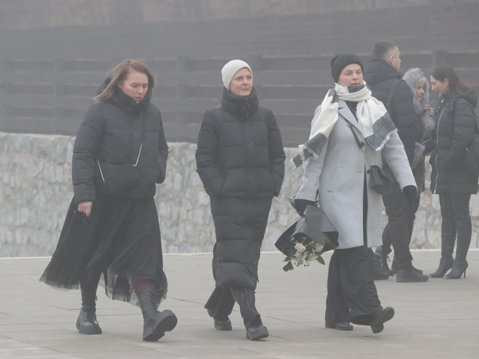 Pohreb Táne Radevy (†67). Herečka Lujza Garajová-Schrameková.