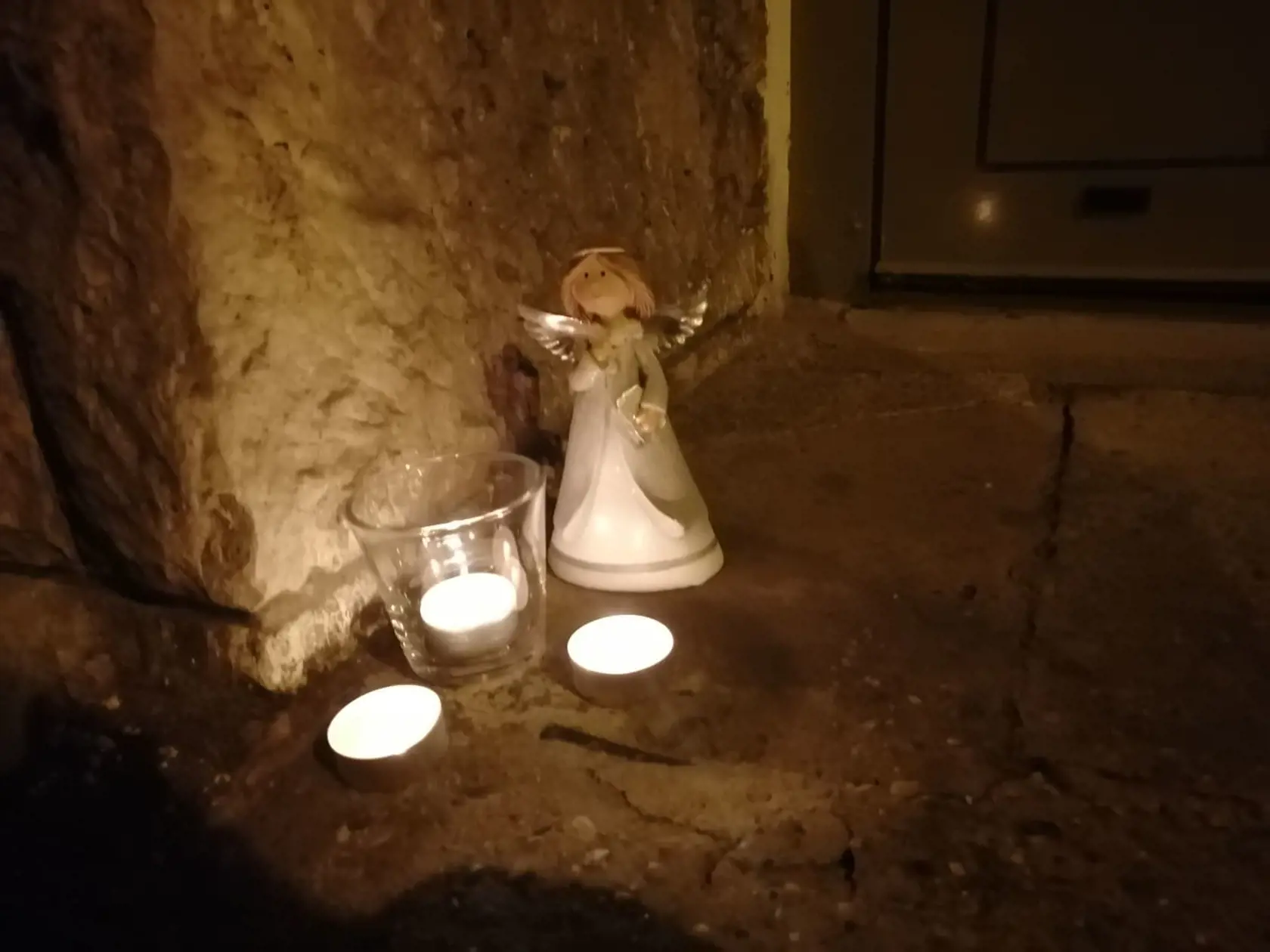 Pri nešťastí v bytovom dome vyhasol život malého bábätka, na mieste už začali pribúdať sviečky.